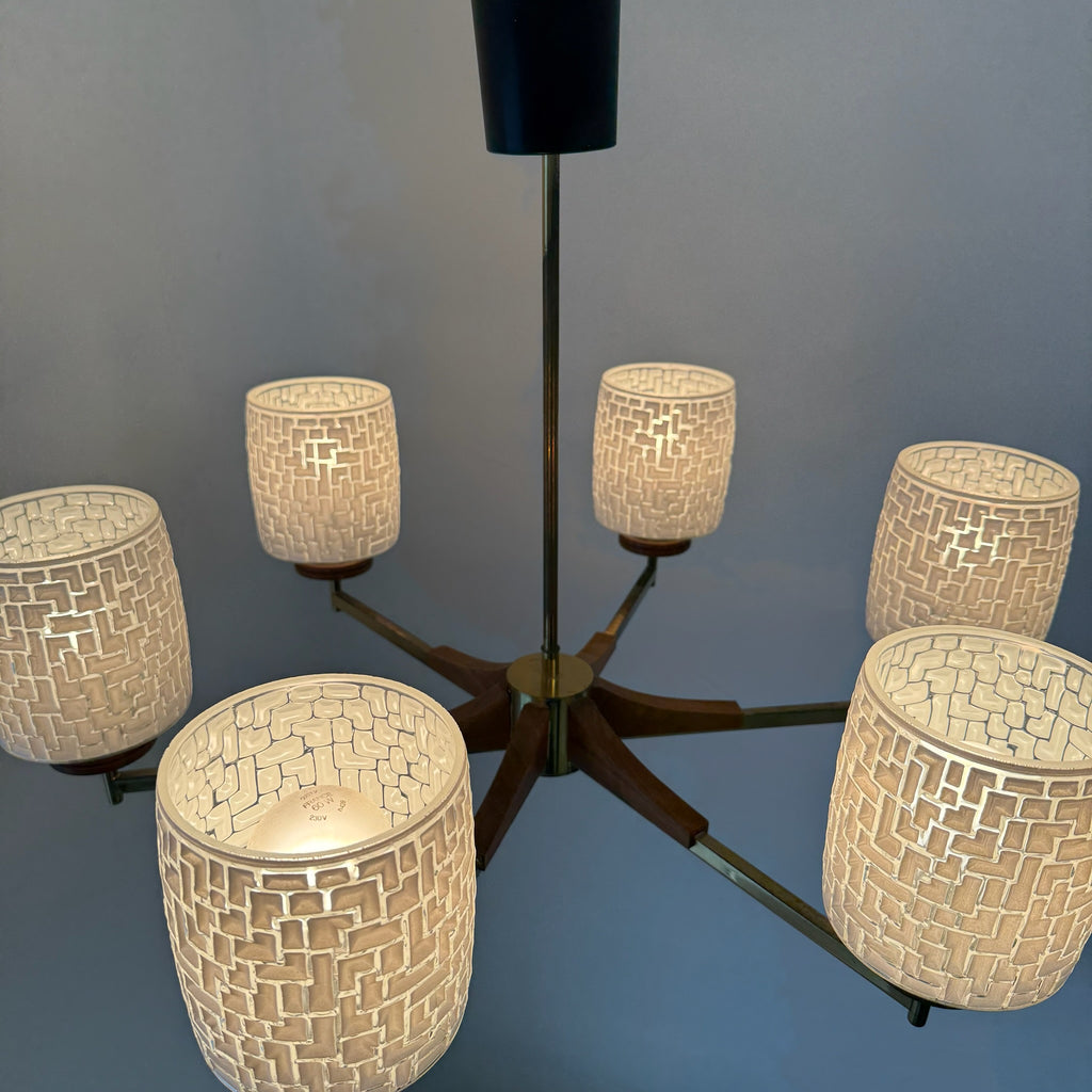 6-flammige Mid-Century Kronleuchter Teakholz & Messing I Skandinavischer Stil 1960er I Mosaik Glas-Schirme I Vintage 70 cm Showroom Ansbach