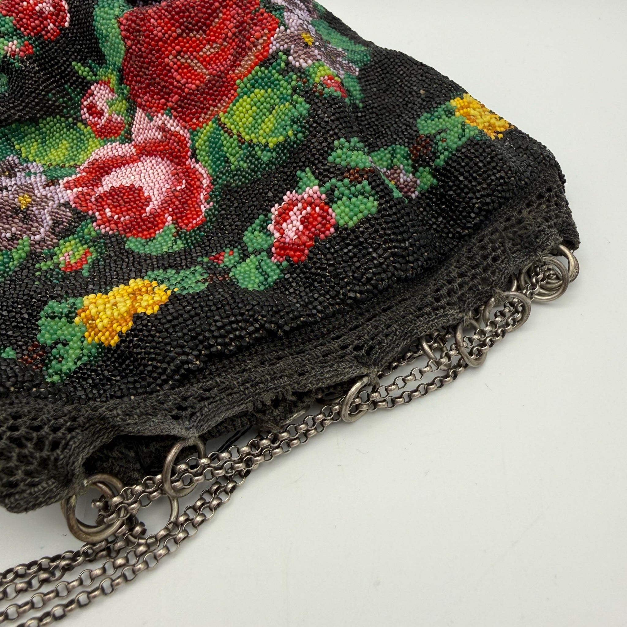 Antike Perlenhandtasche Biedermeier / Jugendstil I Handgestrickt Sandperlen Rosendekor I Lederfutter & Kette um 1900 Showroom Ansbach