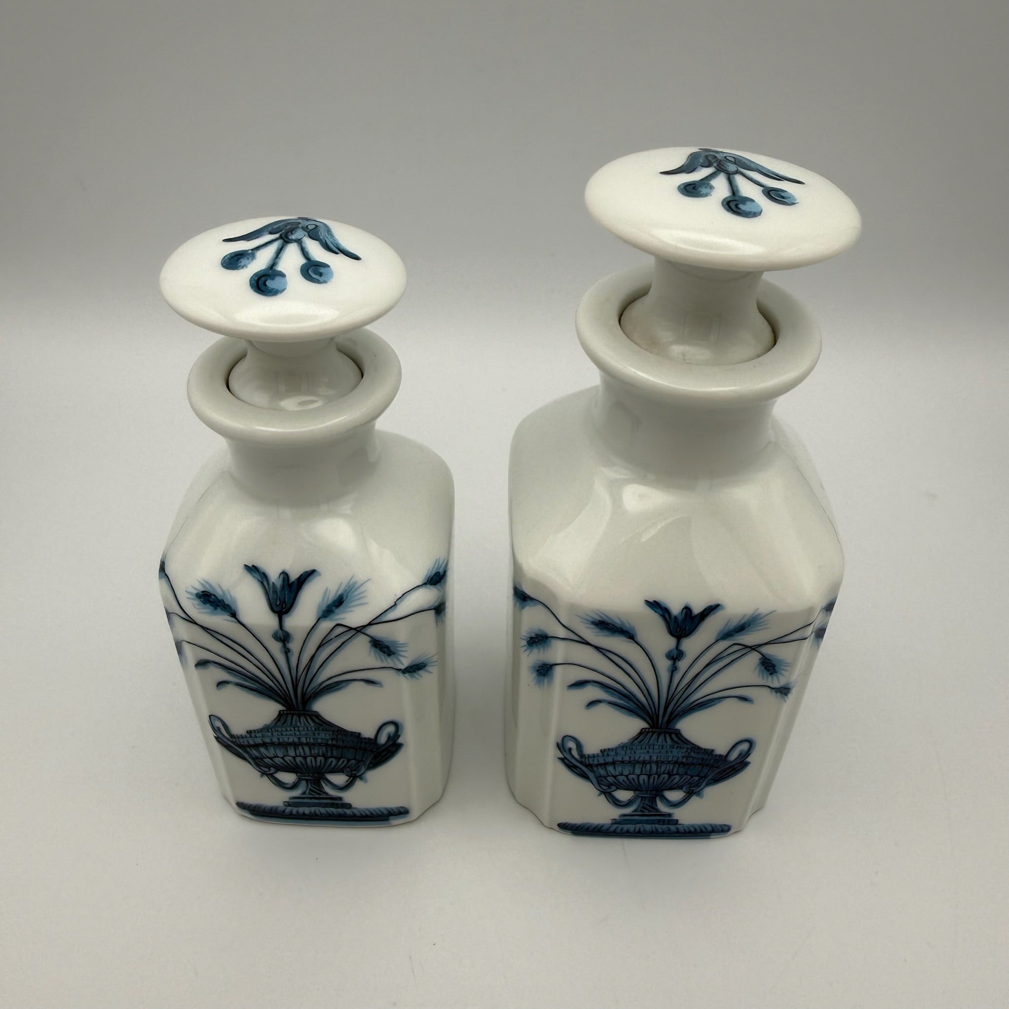 3tlg Porcelaine de Paris Badezimmer Set I Dekor Lamballe Schwanen-Motiv I Flakons & Deckeldose Frankreich 1970er Porcelaine de Paris