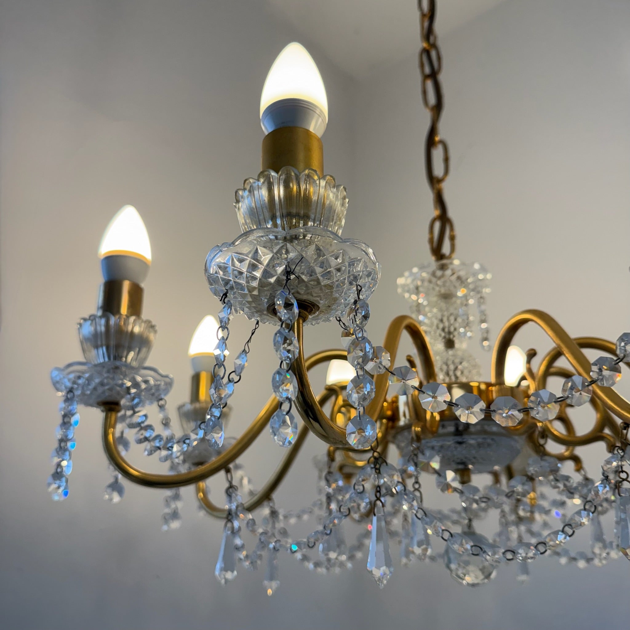Prachtvoller 8-flammiger Kristall-Kronleuchter um 1960 I 14 Karat Echtgold-Vergoldung I Schweres Bleikristall Prunk-Chandelier 74 cm Showroom Ansbach