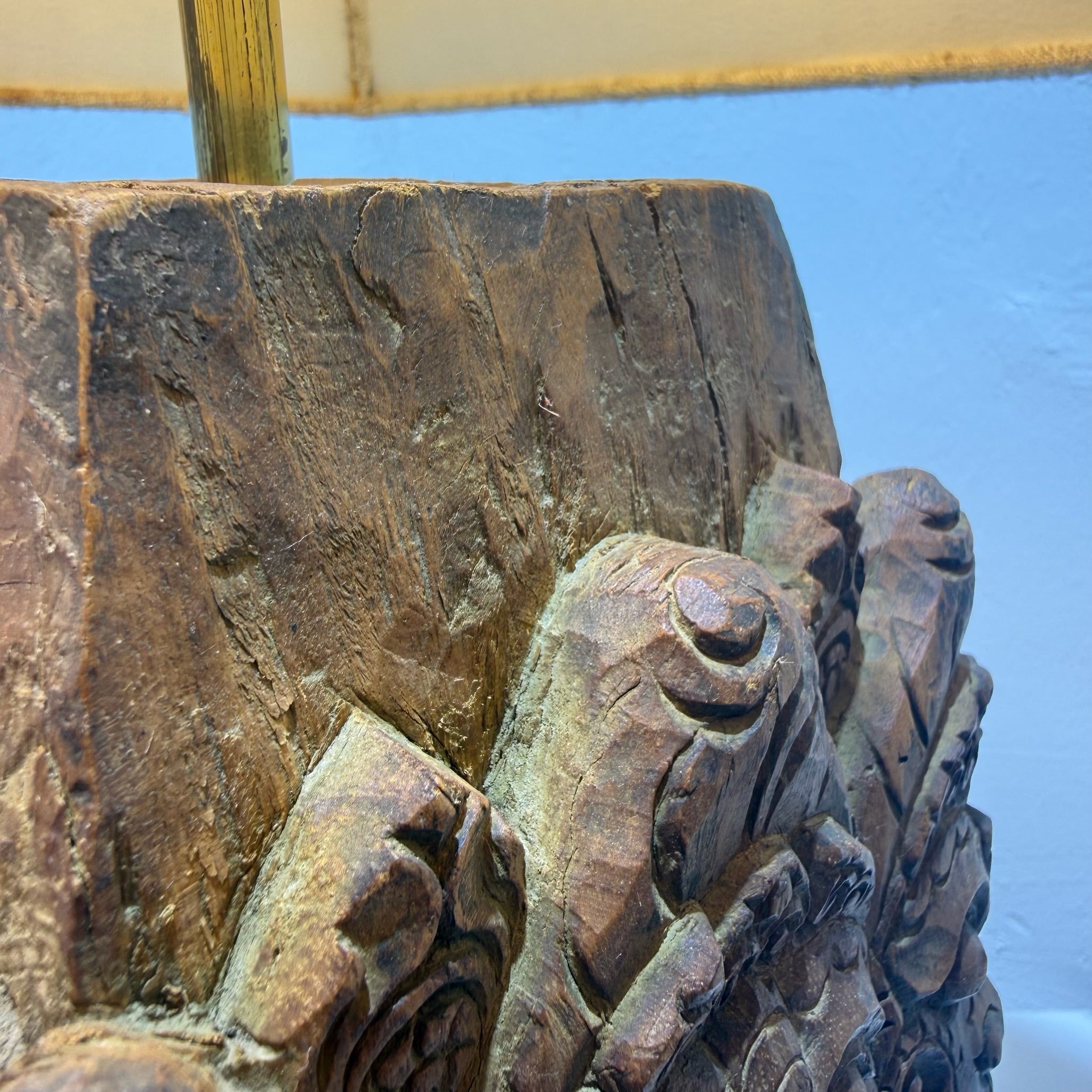 Große balinesische Tempellampe aus handgeschnitztem Hartholz – wahrscheinlich 19. Jahrhundert – monumentale Holzschnitzerei, 71 cm Showroom Ansbach