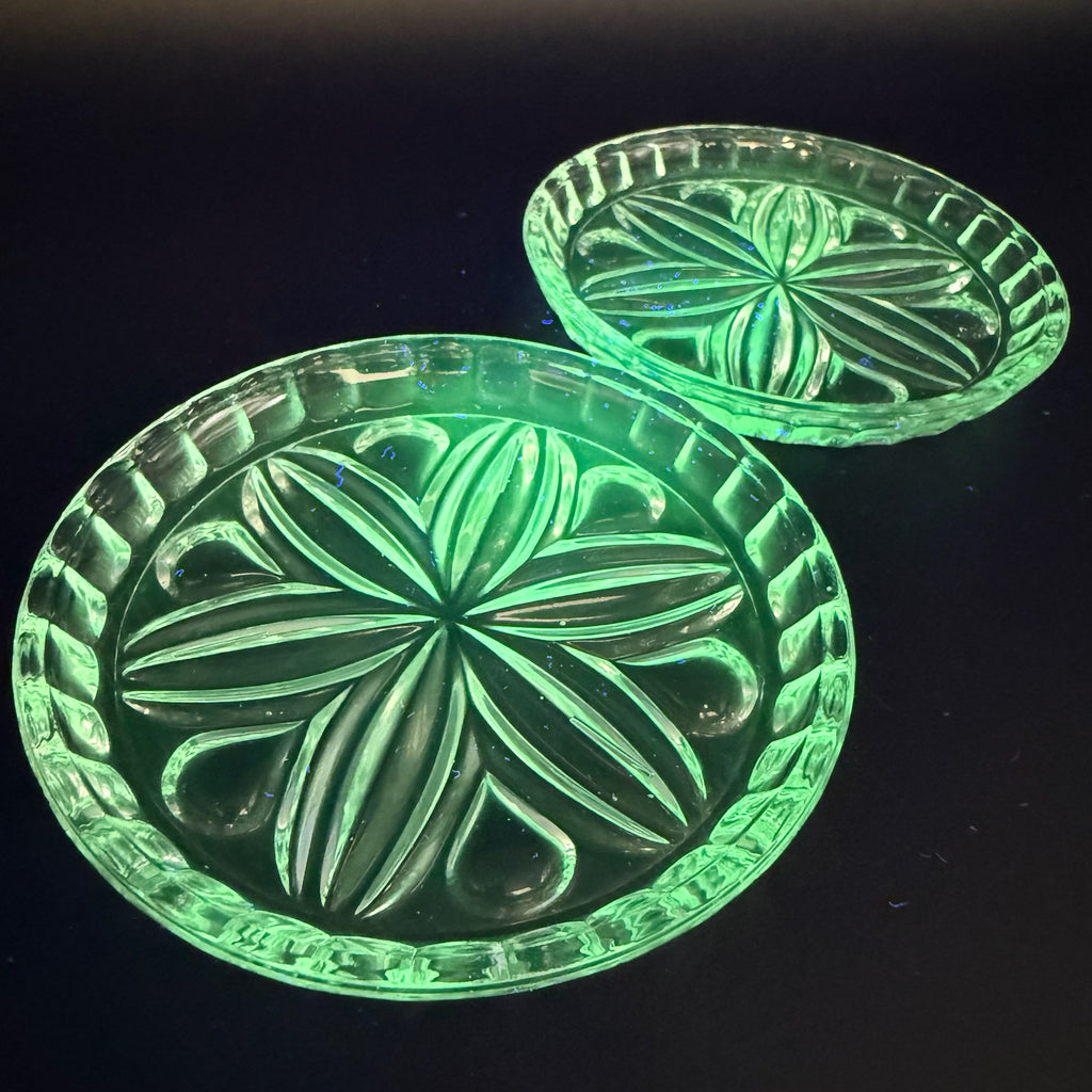 2x Uranglas Teller Untersetzer UV Glas fluoreszierend Art Deco 10,8 cm Showroom Ansbach