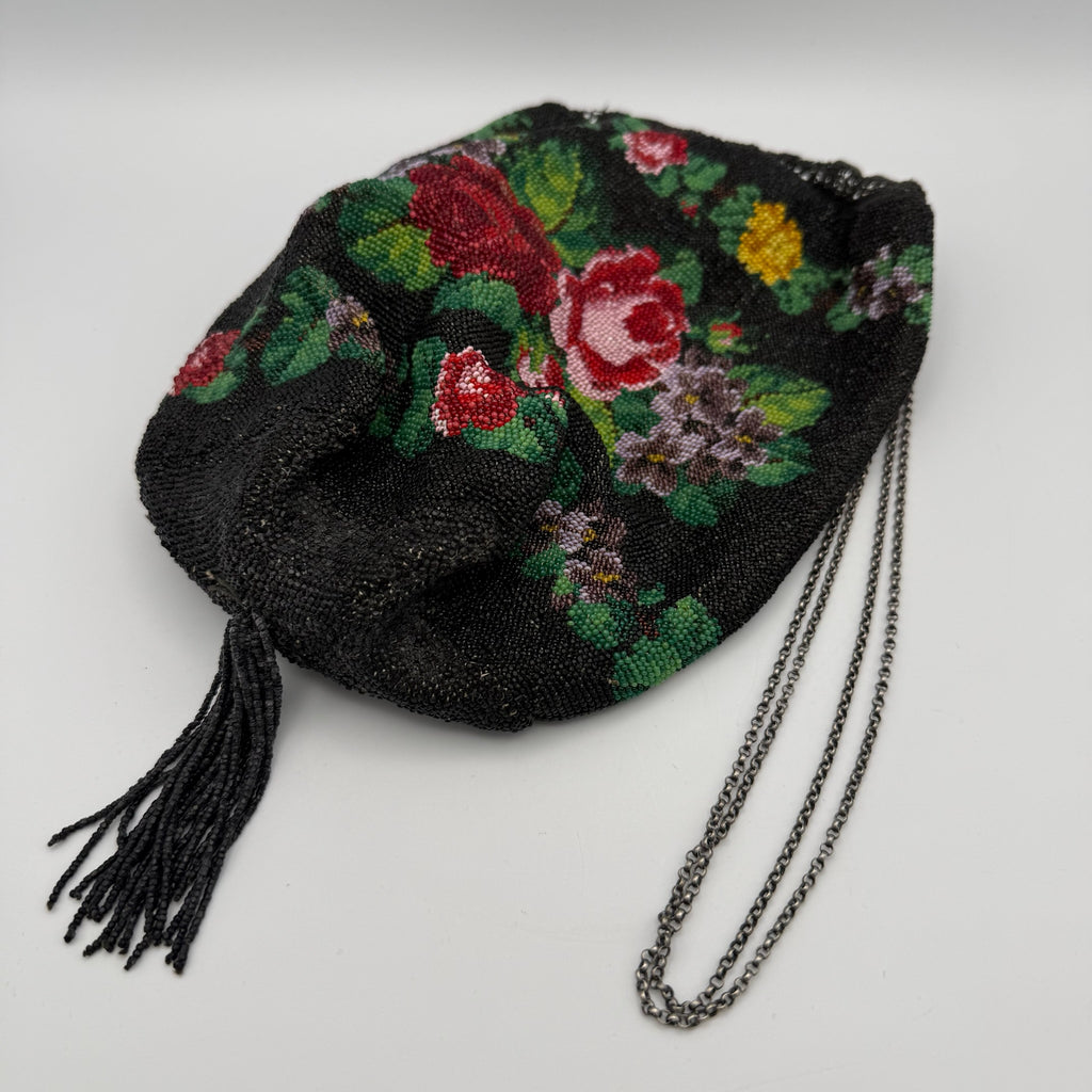 Antike Perlenhandtasche Biedermeier / Jugendstil I Handgestrickt Sandperlen Rosendekor I Lederfutter & Kette um 1900 Showroom Ansbach