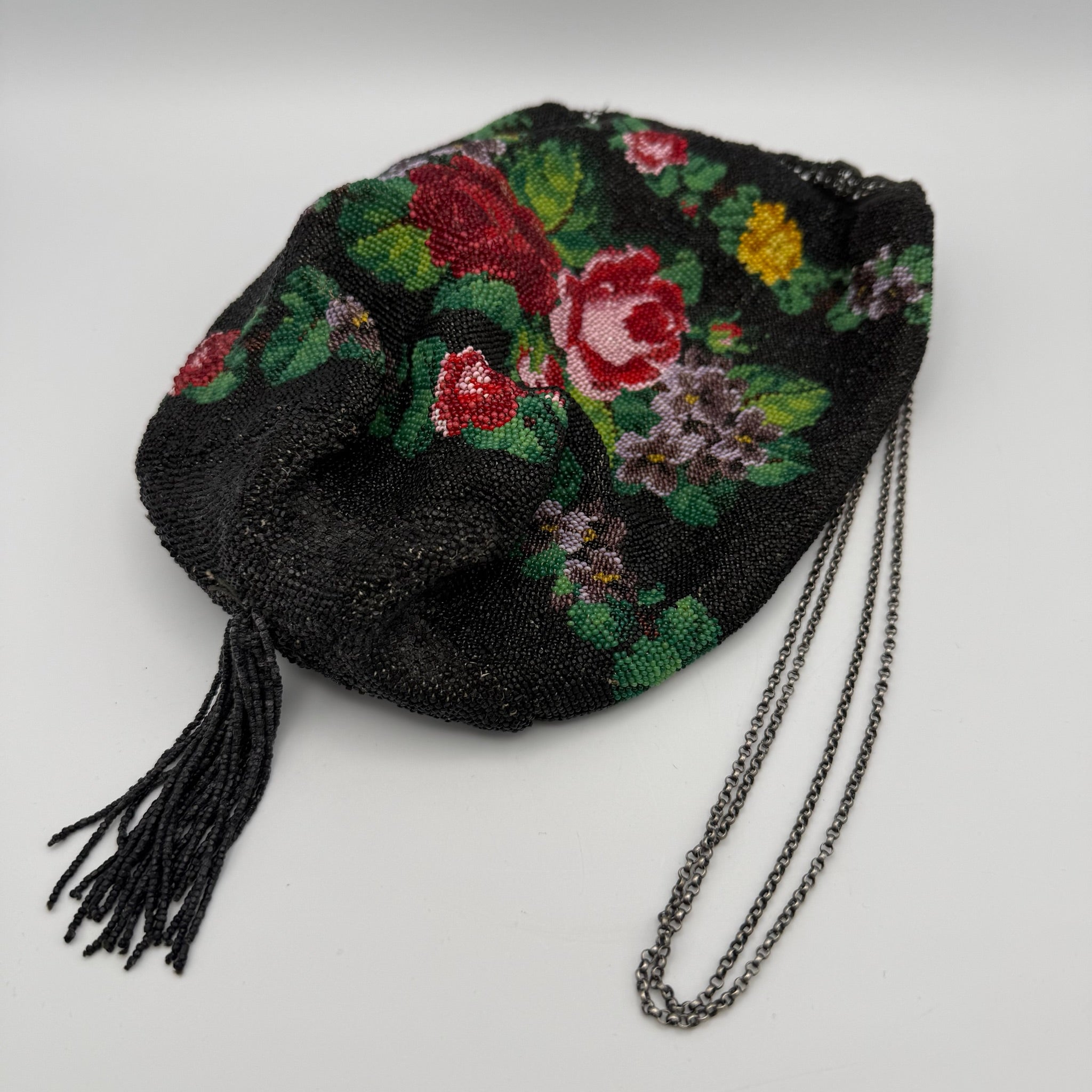Antike Perlenhandtasche Biedermeier / Jugendstil I Handgestrickt Sandperlen Rosendekor I Lederfutter & Kette um 1900 Showroom Ansbach