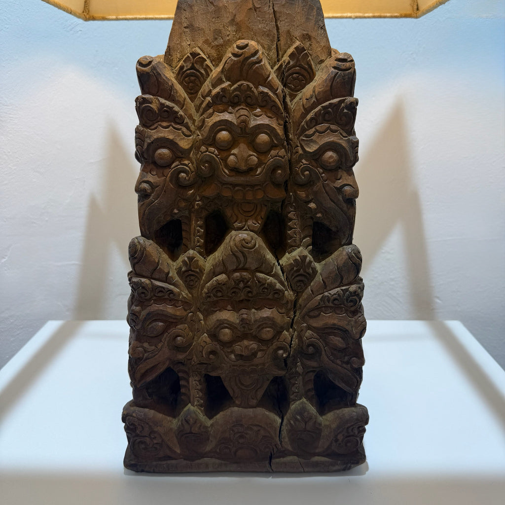 Große balinesische Tempellampe aus handgeschnitztem Hartholz – wahrscheinlich 19. Jahrhundert – monumentale Holzschnitzerei, 71 cm Showroom Ansbach