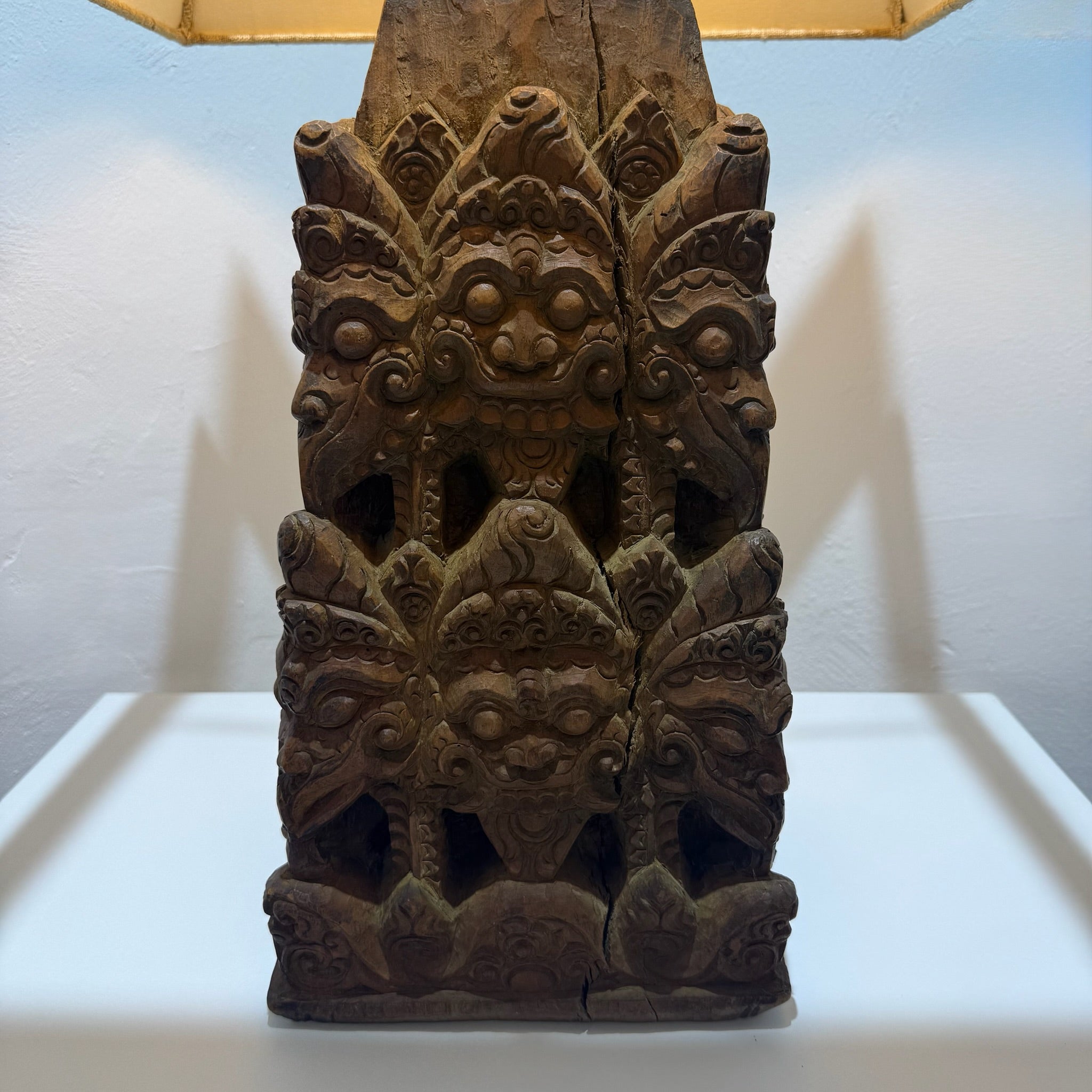 Große balinesische Tempellampe aus handgeschnitztem Hartholz – wahrscheinlich 19. Jahrhundert – monumentale Holzschnitzerei, 71 cm Showroom Ansbach