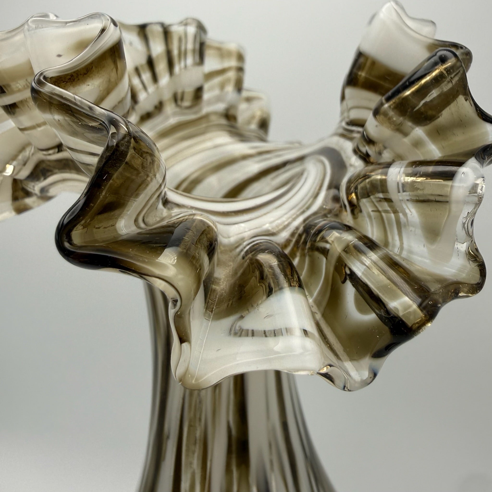 Große Murano Stil Opalglas Vase I Gekämmter Faden-Dekor Braun Weiß I Geraffter Rüschenrand Vintage 1970er I 33,5 cm Showroom Ansbach