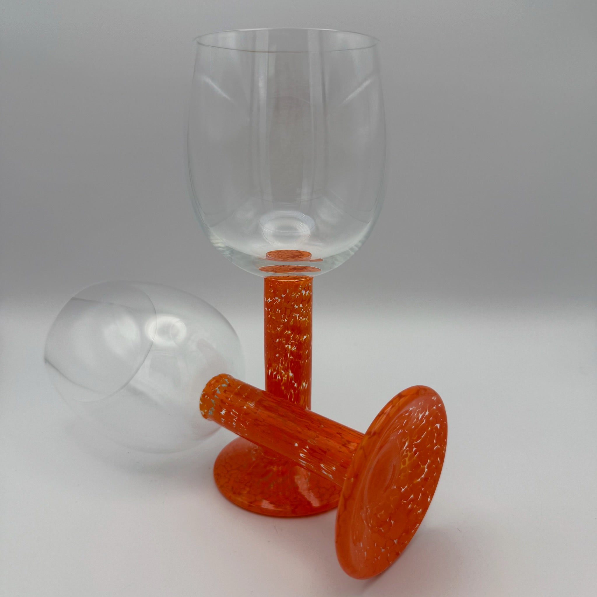 Paar Postmoderne Design Weingläser I Memphis Stil 1990er I Dicker Stiel Orange Weiß I Handarbeit I 19,5 cm Showroom Ansbach