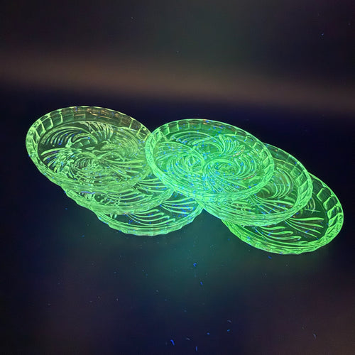6x Uranglas Untersetzer Tellerchen Art Deco UV Glas fluoreszierend 8,5 cm Set Showroom Ansbach