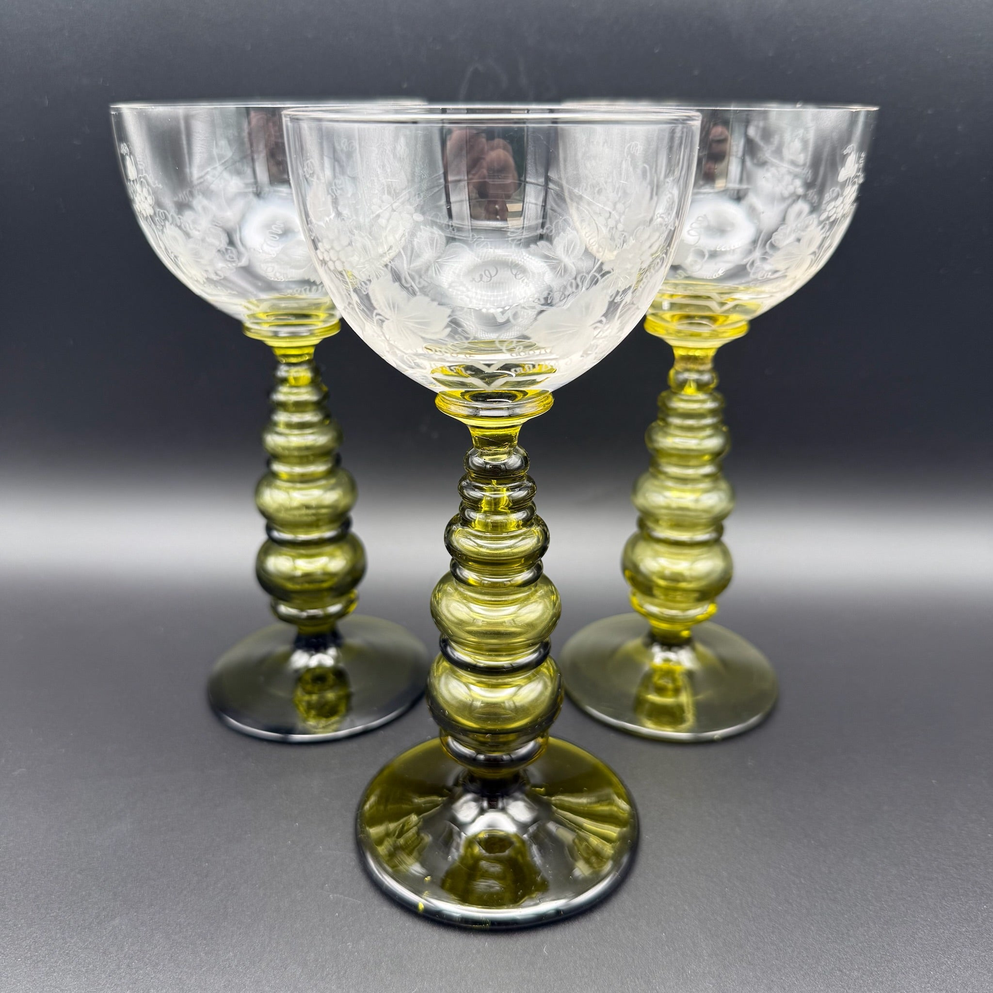 3 Uranglas Römergläser mit Weinlaub Gravur | Uranium Glass | Grüner Nodus-Schaft | Vintage Weingläser | 18 cm Showroom Ansbach