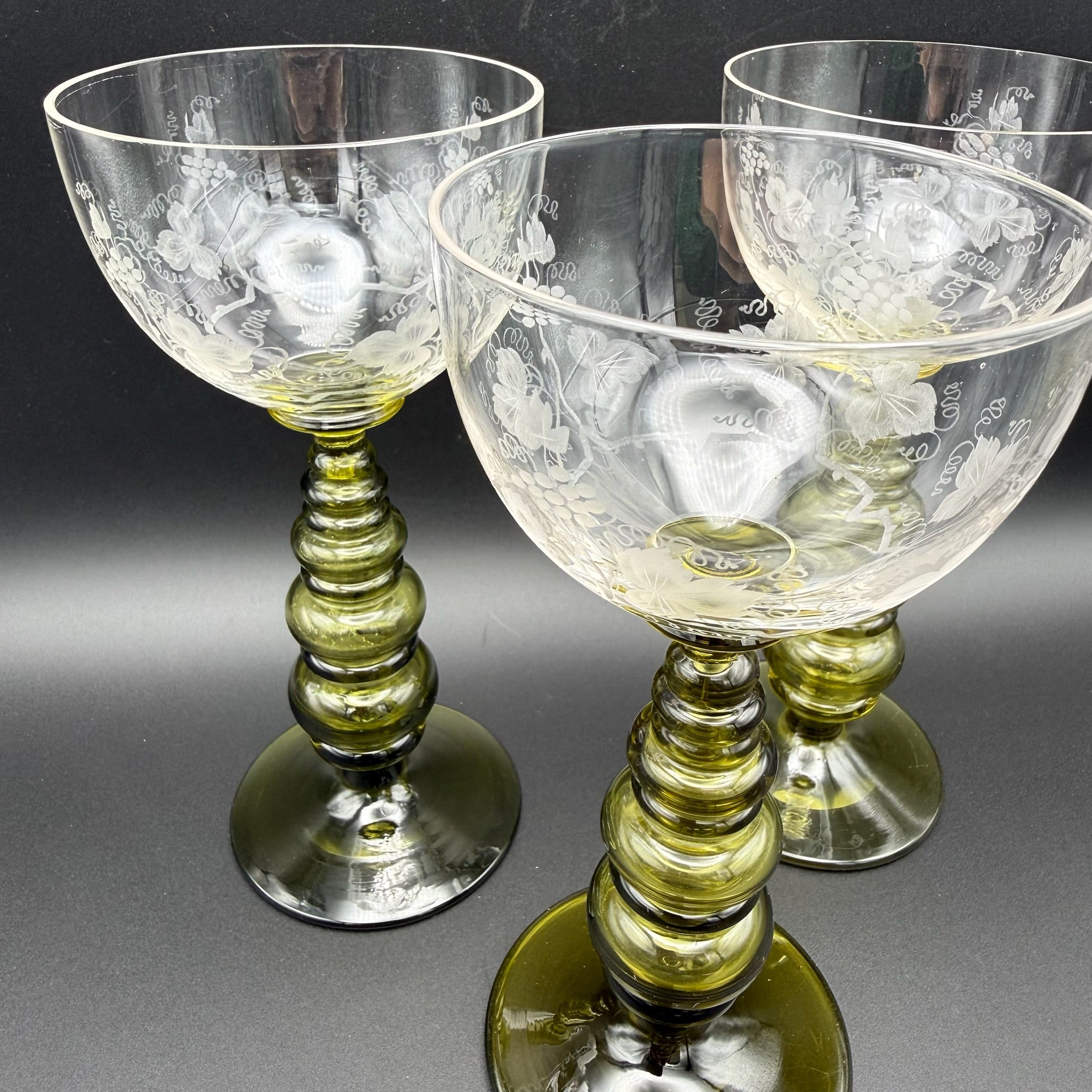 3 Uranglas Römergläser mit Weinlaub Gravur | Uranium Glass | Grüner Nodus-Schaft | Vintage Weingläser | 18 cm Showroom Ansbach