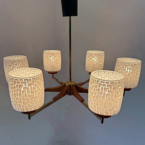 6-flammige Mid-Century Kronleuchter Teakholz & Messing I Skandinavischer Stil 1960er I Mosaik Glas-Schirme I Vintage 70 cm Showroom Ansbach