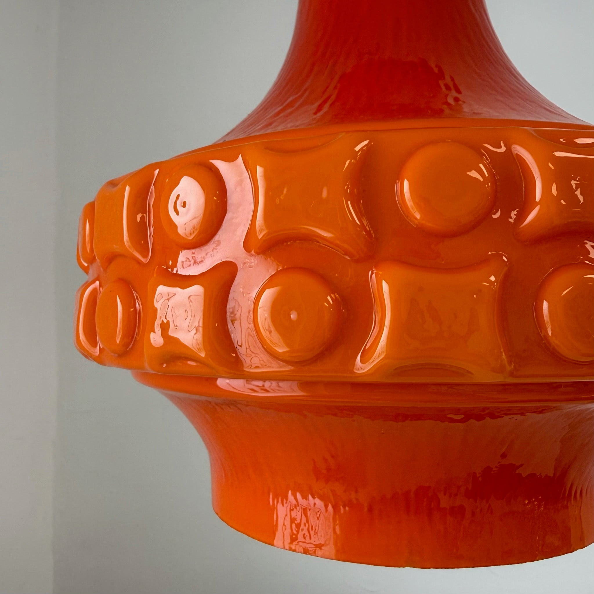 Space Age Pendelleuchte I Orange Tulpenform Überfangglas 1970er I Monumentale Hängeleuchte Pop-Art Vintage Design Showroom Ansbach