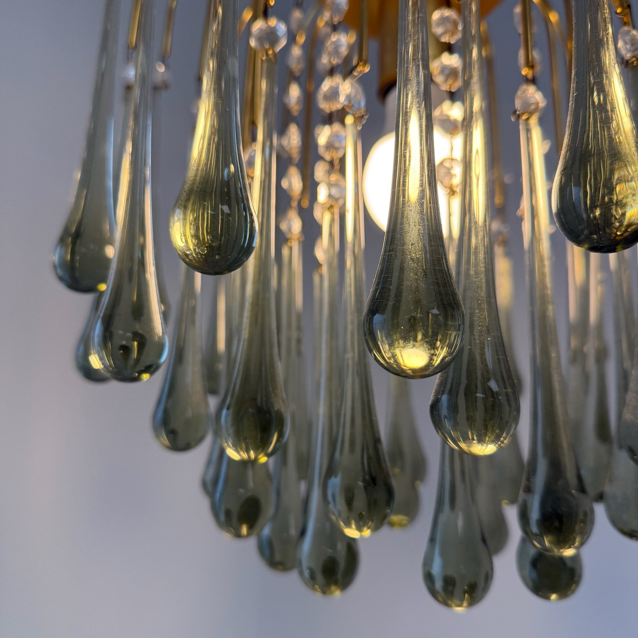 Kult Vistosi Murano XL Tropfenleuchte 1970er I 14 Karat Echtgold vergoldet I Rauchglas Grün-Grau Kaskaden-Kronleuchter 75 cm Murano