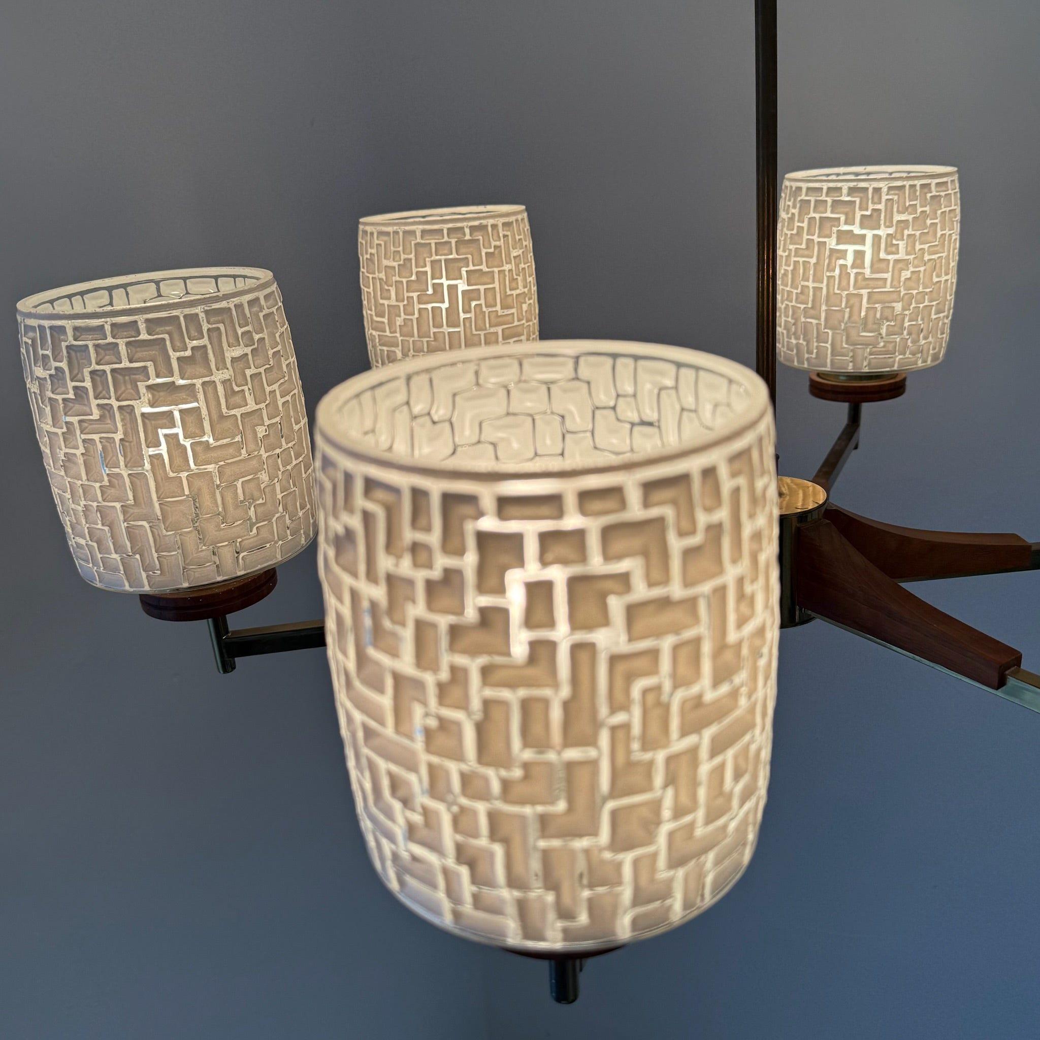 6-flammige Mid-Century Kronleuchter Teakholz & Messing I Skandinavischer Stil 1960er I Mosaik Glas-Schirme I Vintage 70 cm Showroom Ansbach