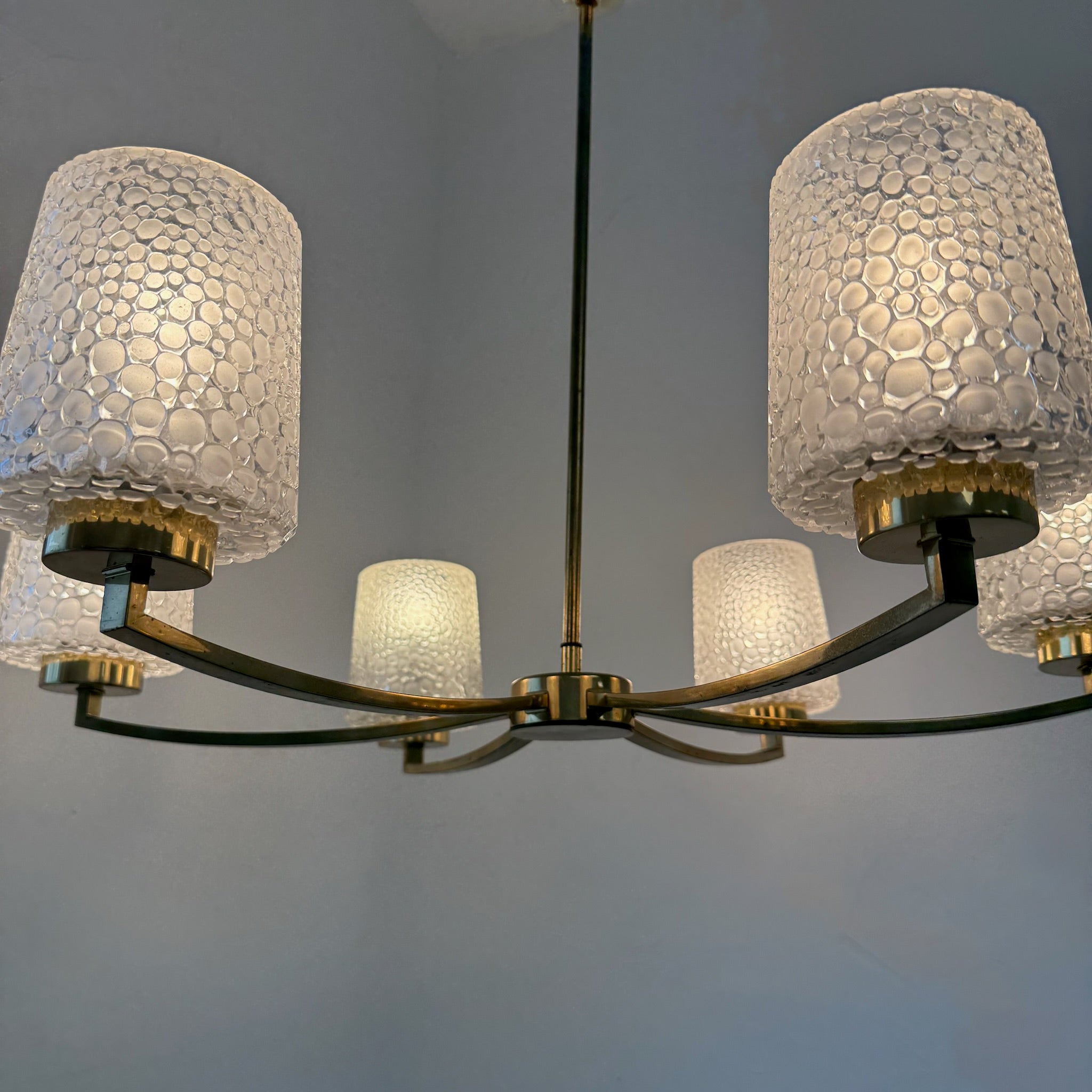 6-flammiger Mid-Century Messing Kronleuchter 1960er I Ikonische Bubble Glas Schirme I Satiniertes Noppenglas Deckenlampe 68 cm Showroom Ansbach