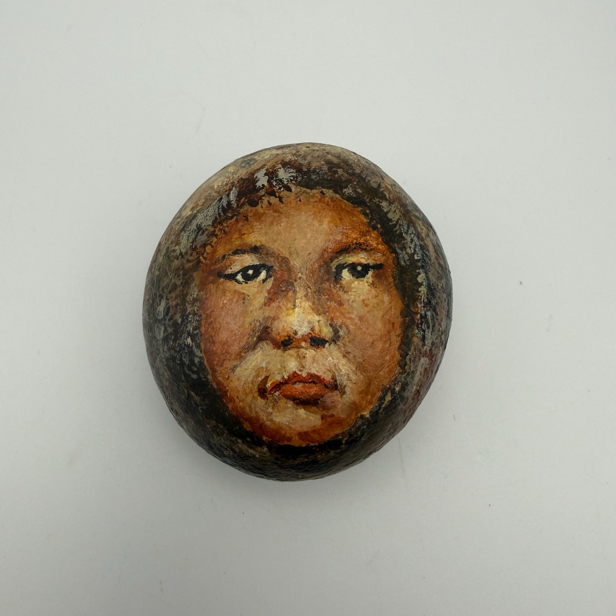 Original Inuit Kunst I Handbemalter Naturstein I Kanada I Handsigniert „Sarah“ I 5,6 cm Showroom Ansbach
