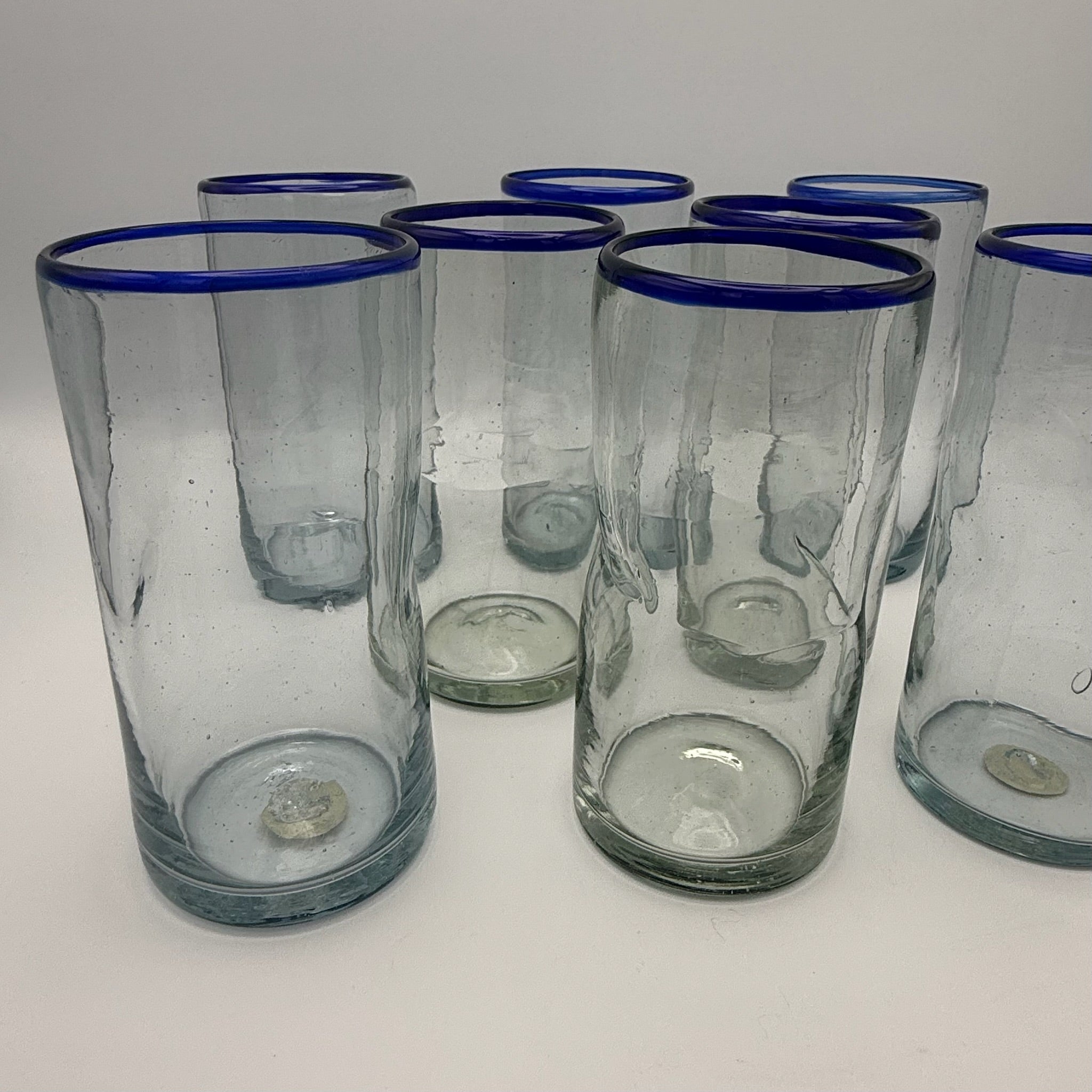 8er Set Vintage Wassergläser I Mundgeblasen Handarbeit I Blasen Glas Biot Stil I Blauer Rand I 1970er I 12,7 cm Showroom Ansbach