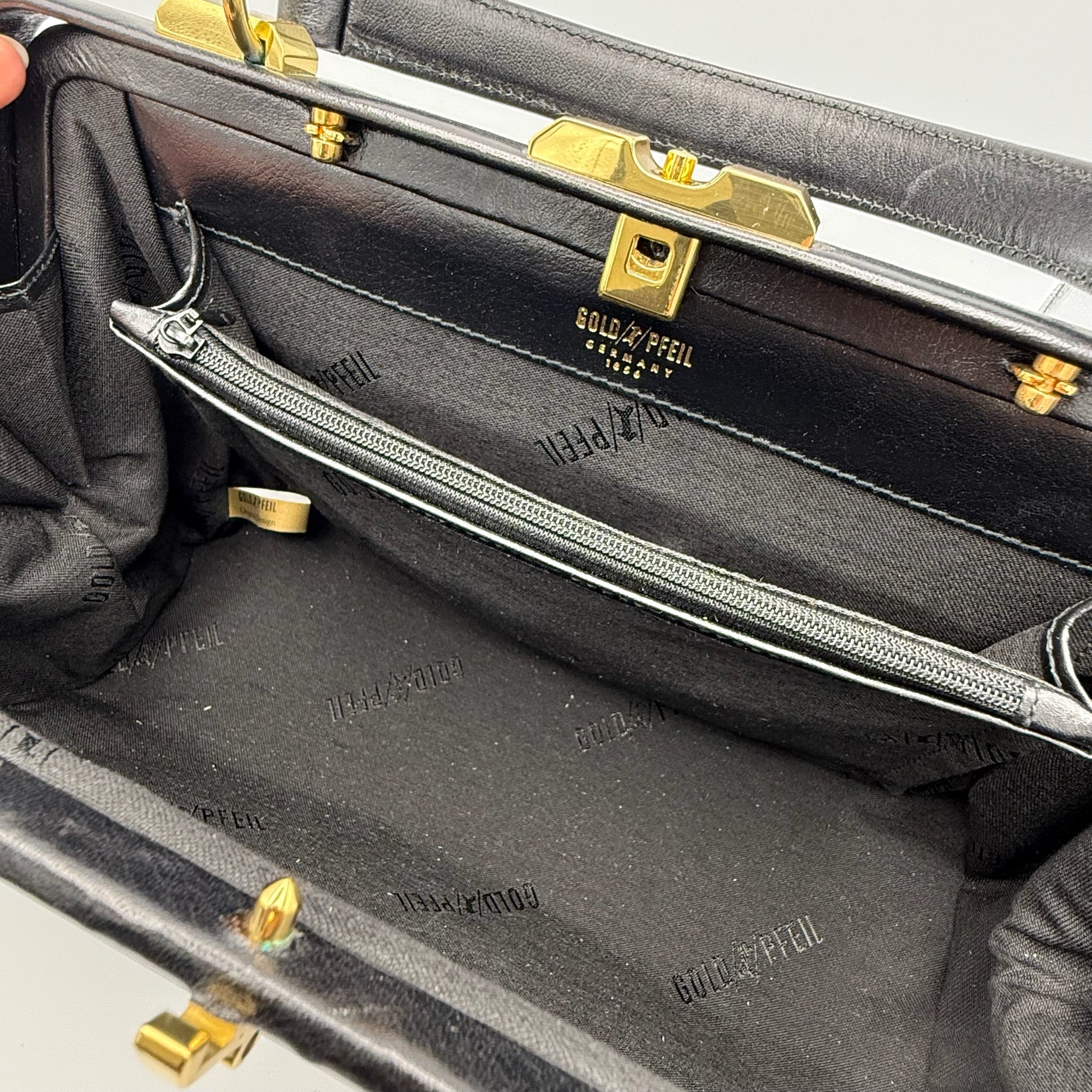 Goldpfeil Vintage Lederhandtasche I Black Boxcalf I Gold-Hardware I Mid-Century um 1960 I Mit Spiegel I 33 cm Gold Pfeil