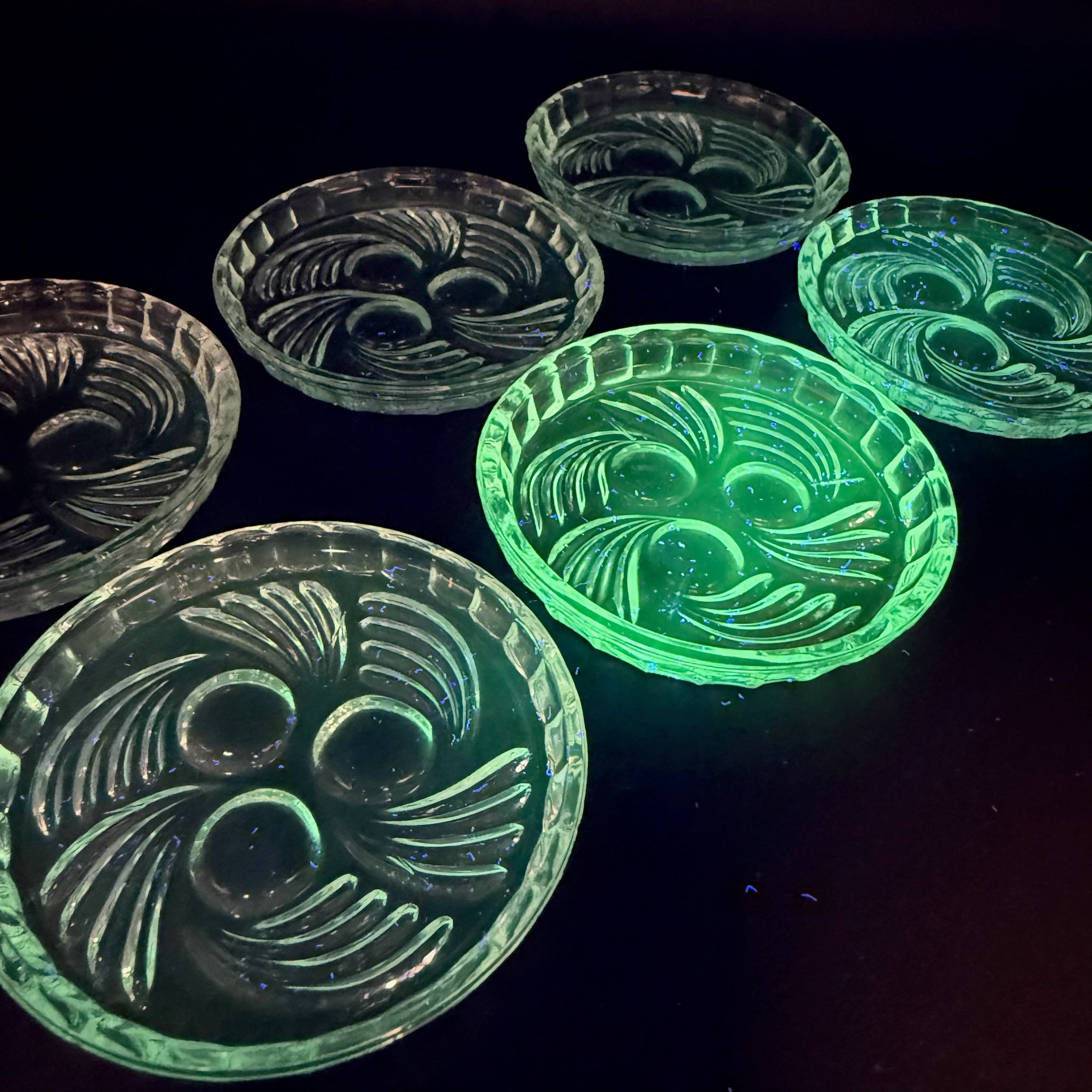 6x Uranglas Untersetzer Tellerchen Art Deco UV Glas fluoreszierend 8,5 cm Set Showroom Ansbach