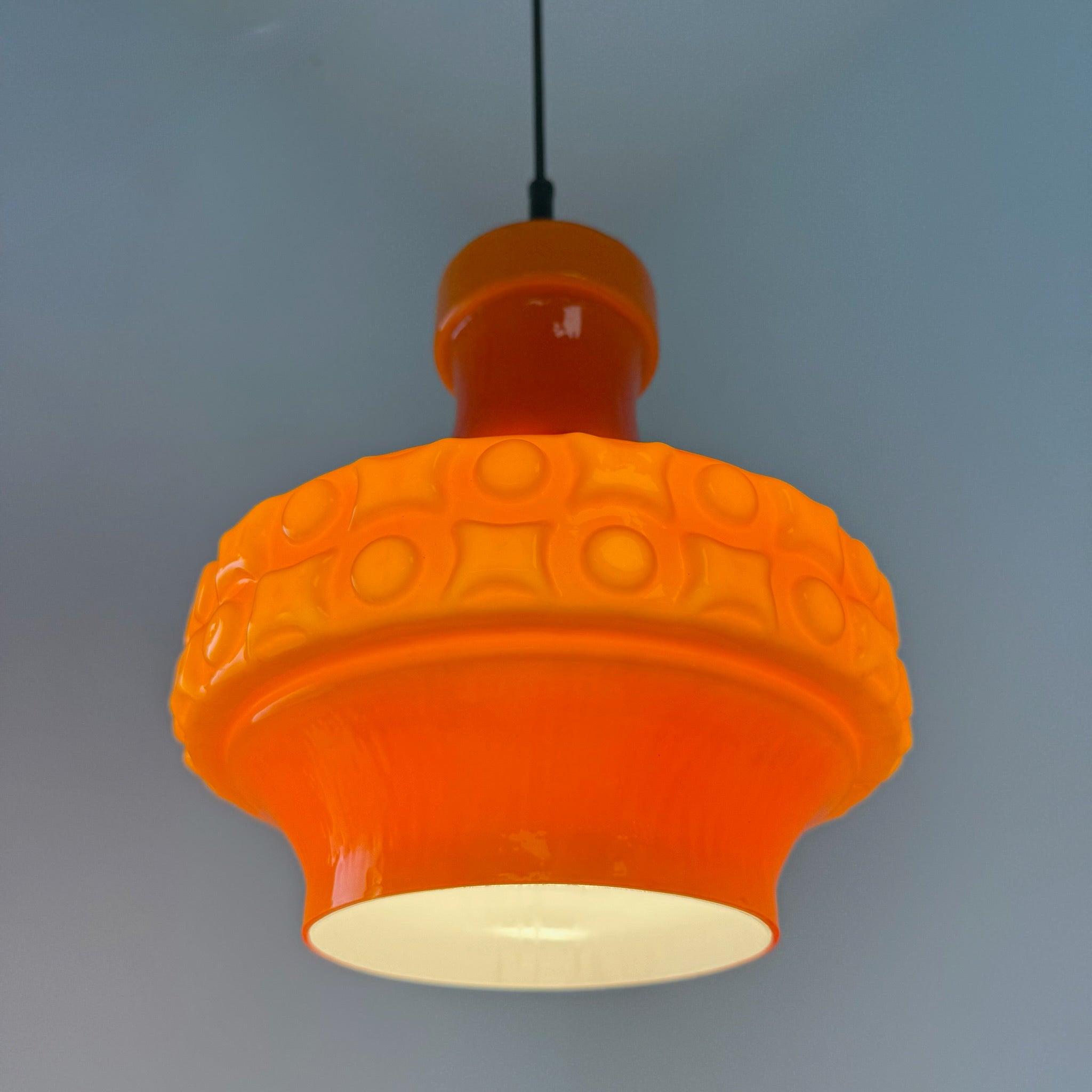 Space Age Pendelleuchte I Orange Tulpenform Überfangglas 1970er I Monumentale Hängeleuchte Pop-Art Vintage Design Showroom Ansbach