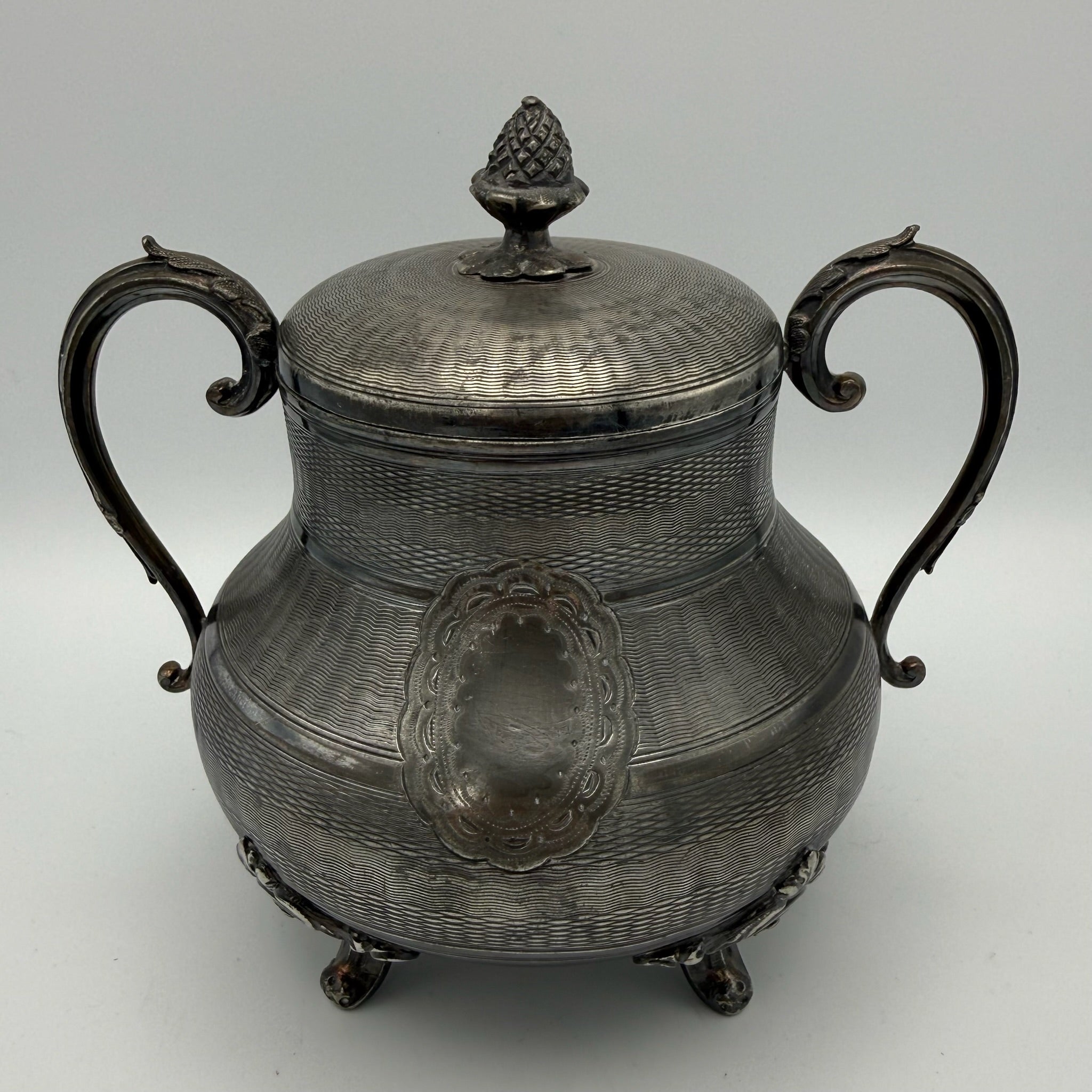 Antikes Prunk Set Teekanne & Zuckerdose I Grands Magasins du Louvre Paris I Versilbert um 1900 I Französischer Historismus Grands Magasins du Louvre, Rue de Marengo, Paris
