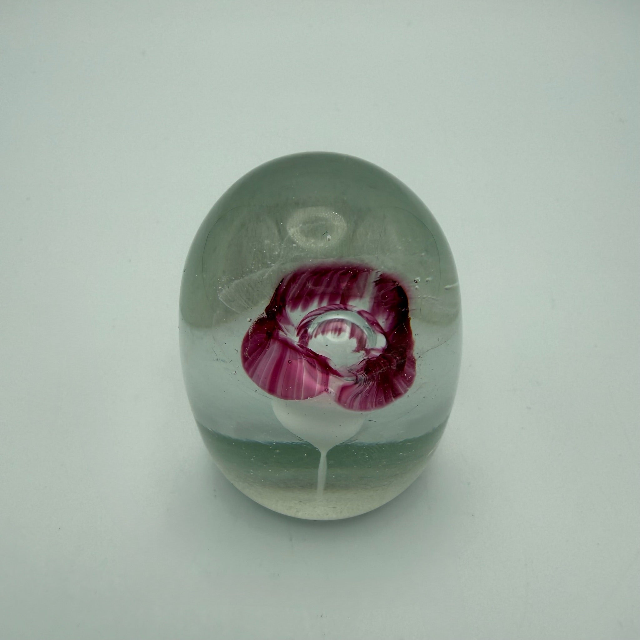 Künstlersigniertes Glas Paperweight 1986 I Eingeschmolzene purpurrote Blume I Glasbriefbeschwerer Handarbeit 5,6 cm Showroom Ansbach