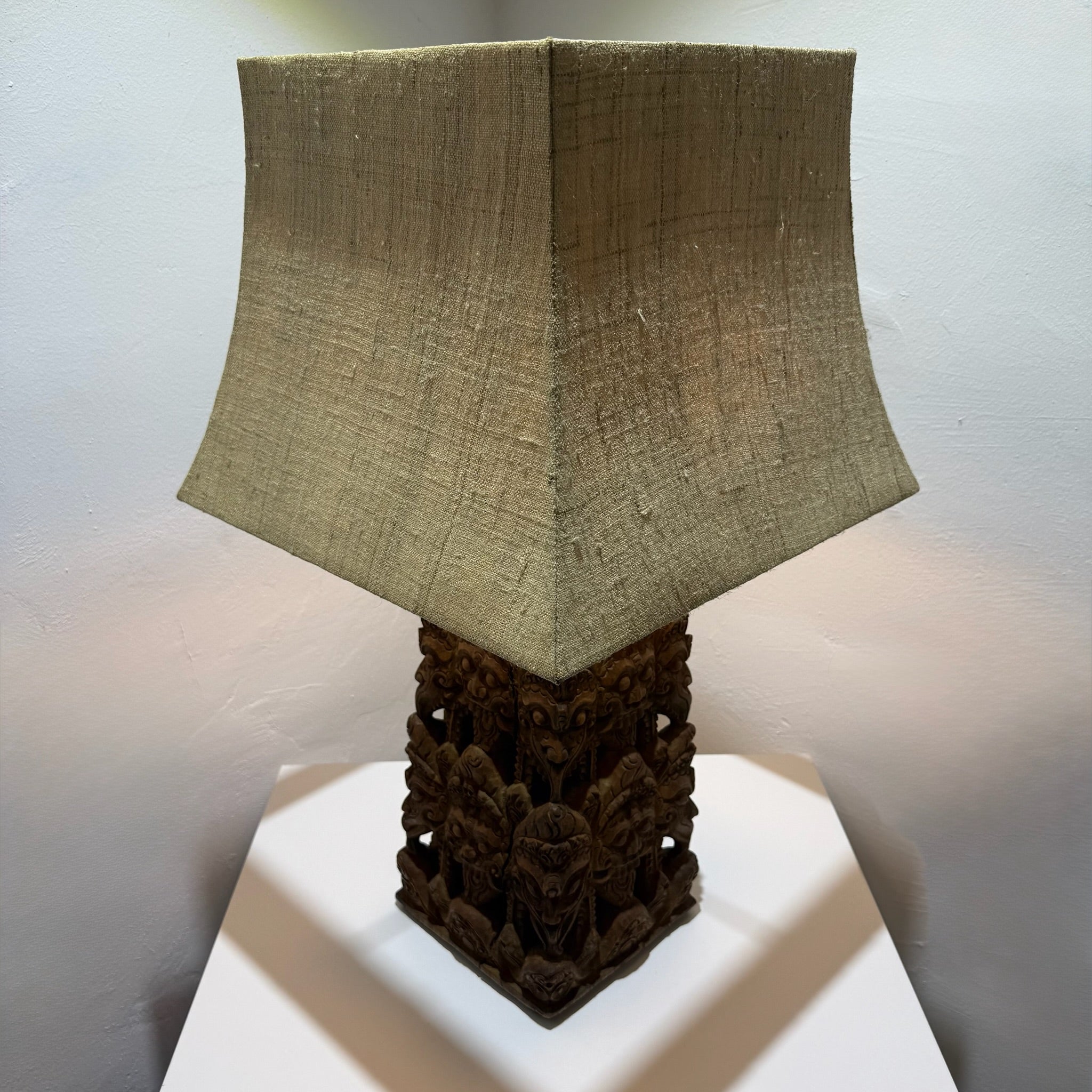 Große balinesische Tempellampe aus handgeschnitztem Hartholz – wahrscheinlich 19. Jahrhundert – monumentale Holzschnitzerei, 71 cm Showroom Ansbach