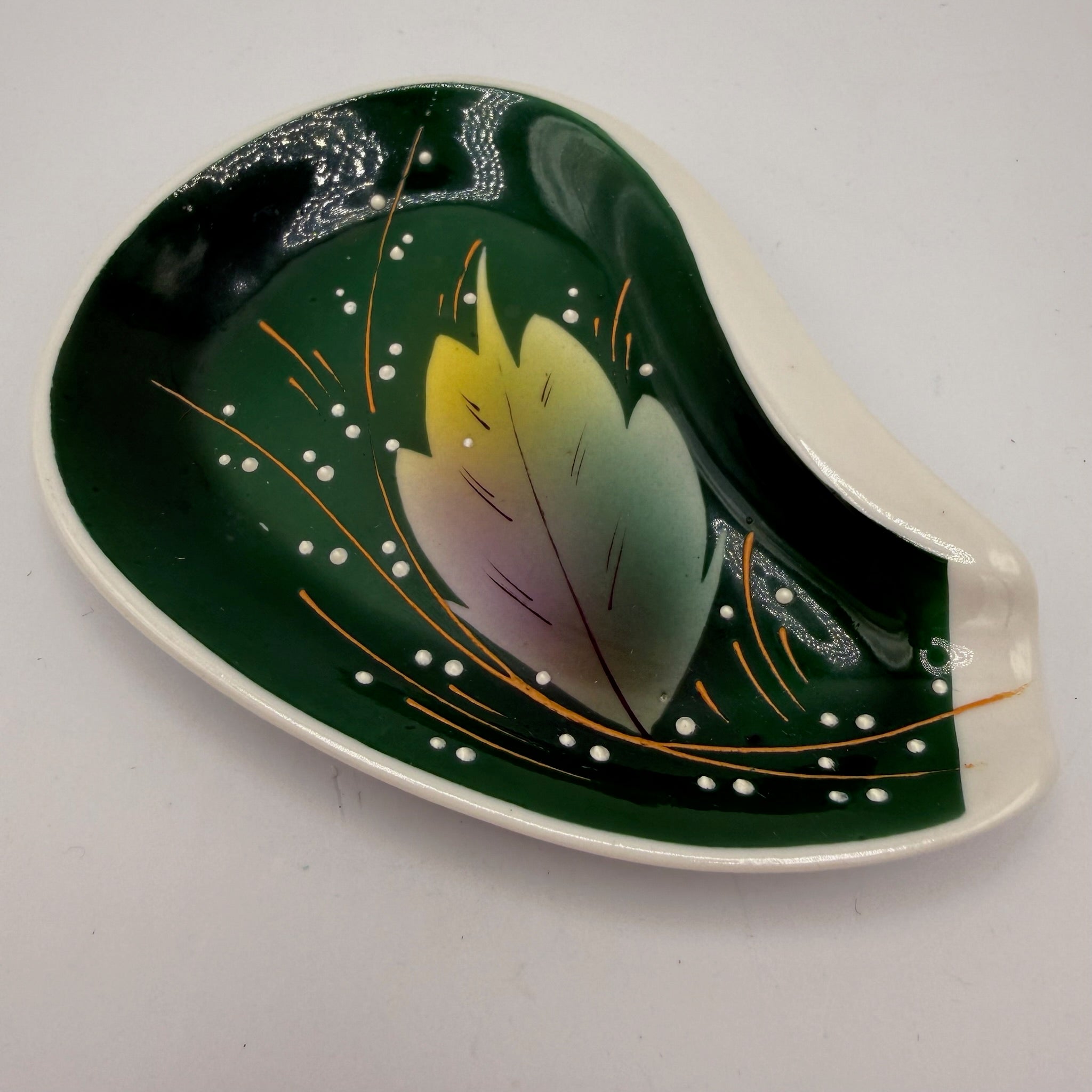 Kister Scheibe-Alsbach Prunkschälchen I Art Déco um 1930 I Erhabene Perlmalerei I Blattform Weiß Gold I 12,8 cm A. W. Fr. Kister
