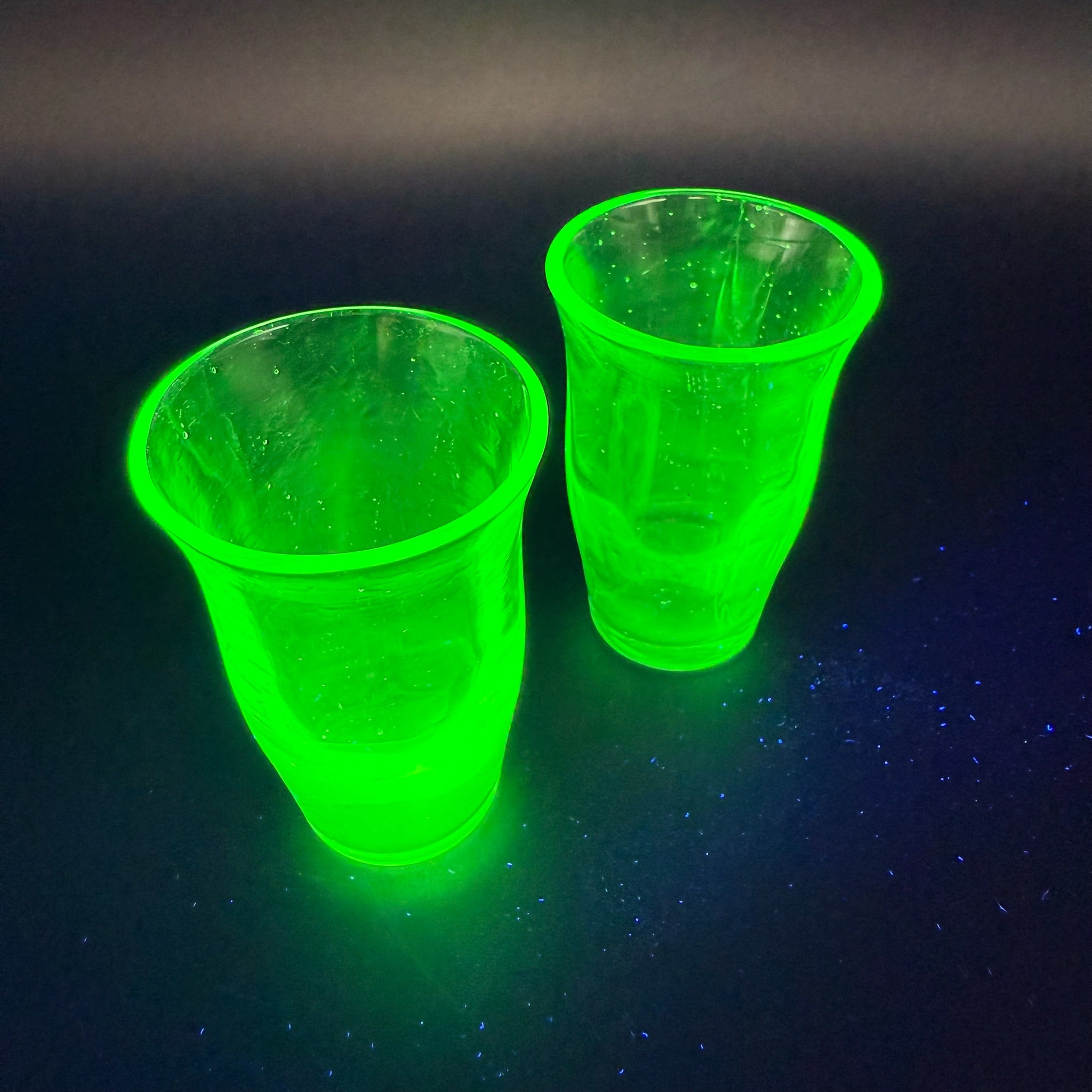 2 Uranglas Schnapsgläser | Vintage Vaseline Glass | Fluoreszierend unter UV-Licht | Handgearbeitet | 6 cm Showroom Ansbach