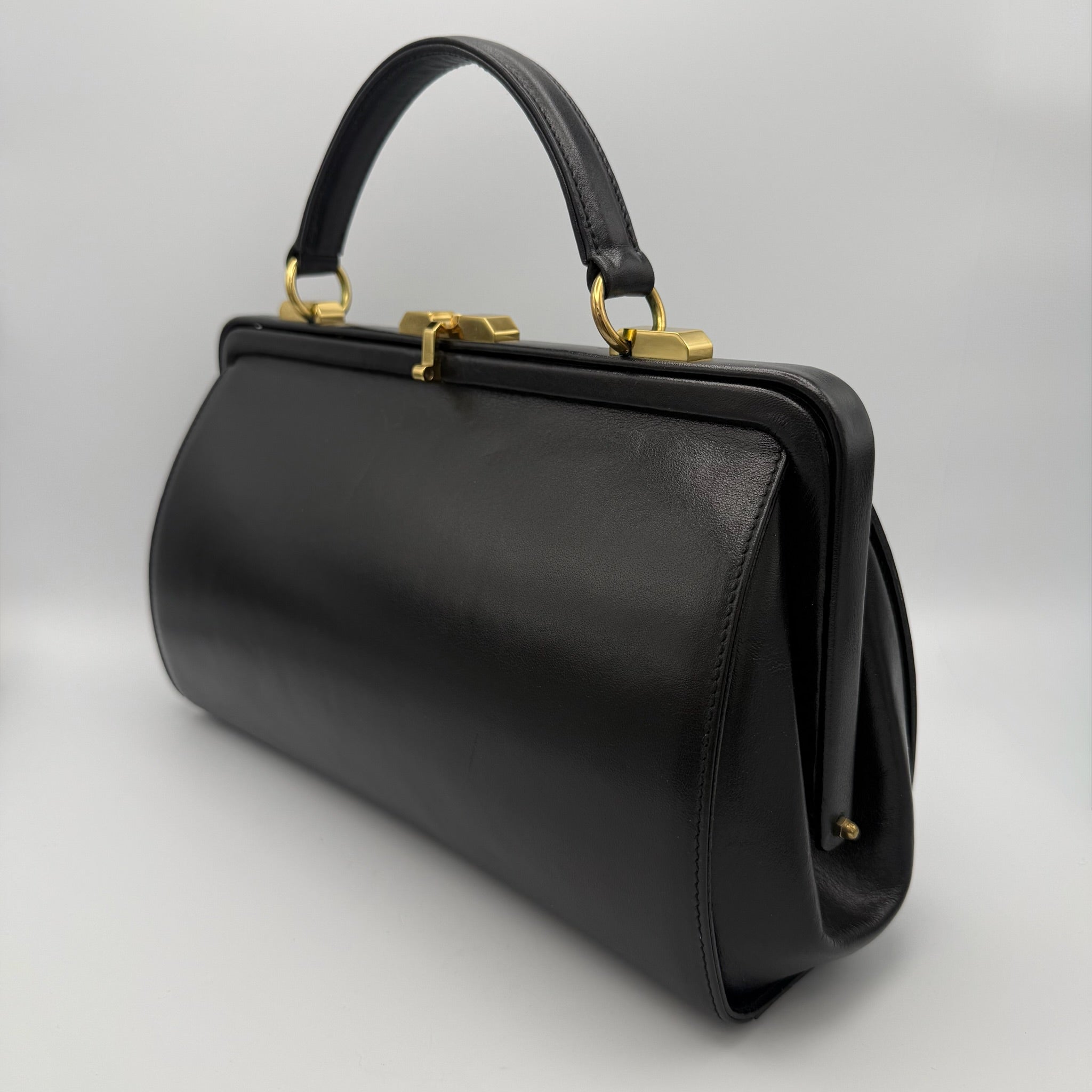 Goldpfeil Vintage Lederhandtasche I Black Boxcalf I Gold-Hardware I Mid-Century um 1960 I Mit Spiegel I 33 cm Gold Pfeil