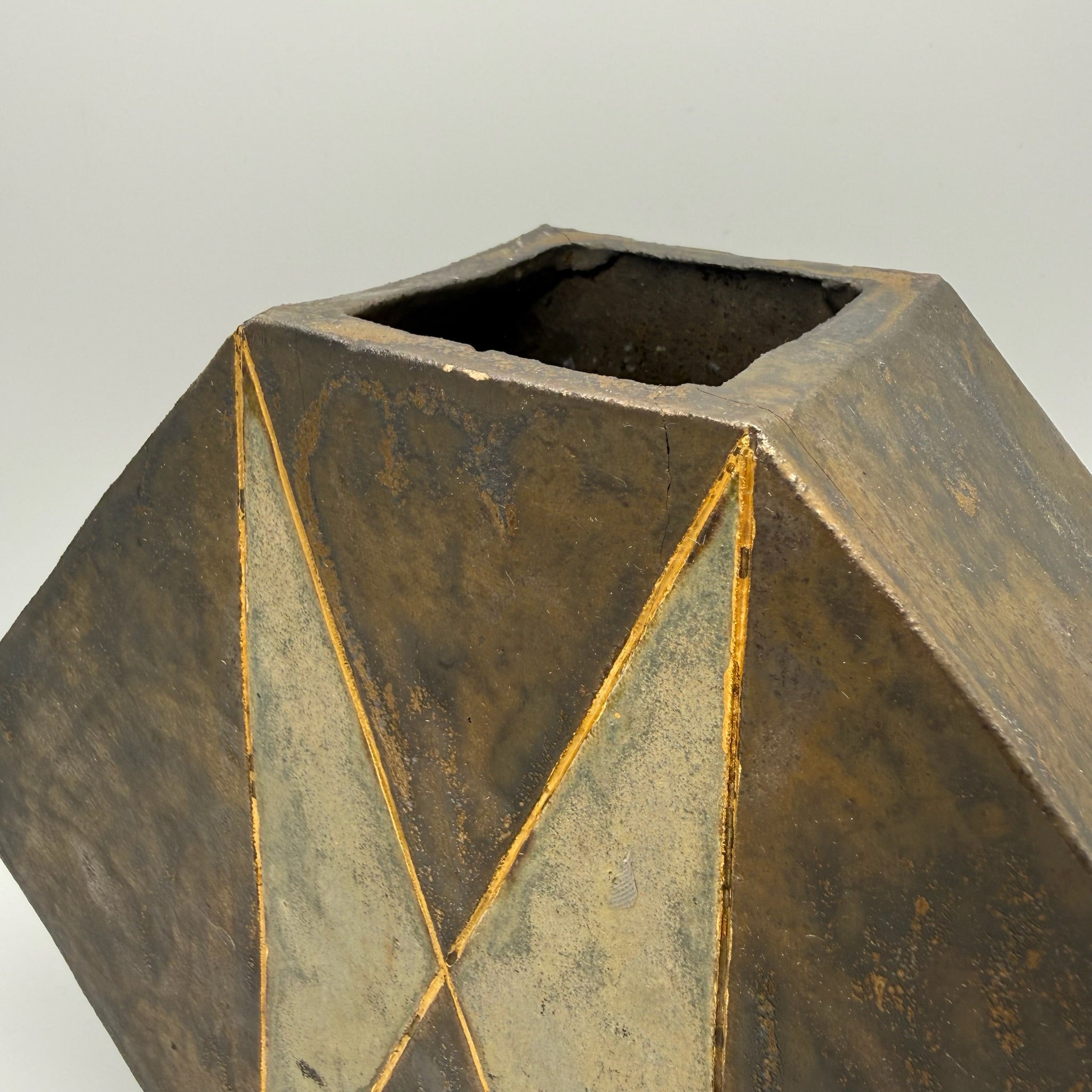 Karlsruher Majolika Art Déco Prunkvase 2193 I Geometrische Diamantform I Goldstaffage 1930er I Sammlerstück 28 cm Karlsruher Majolka