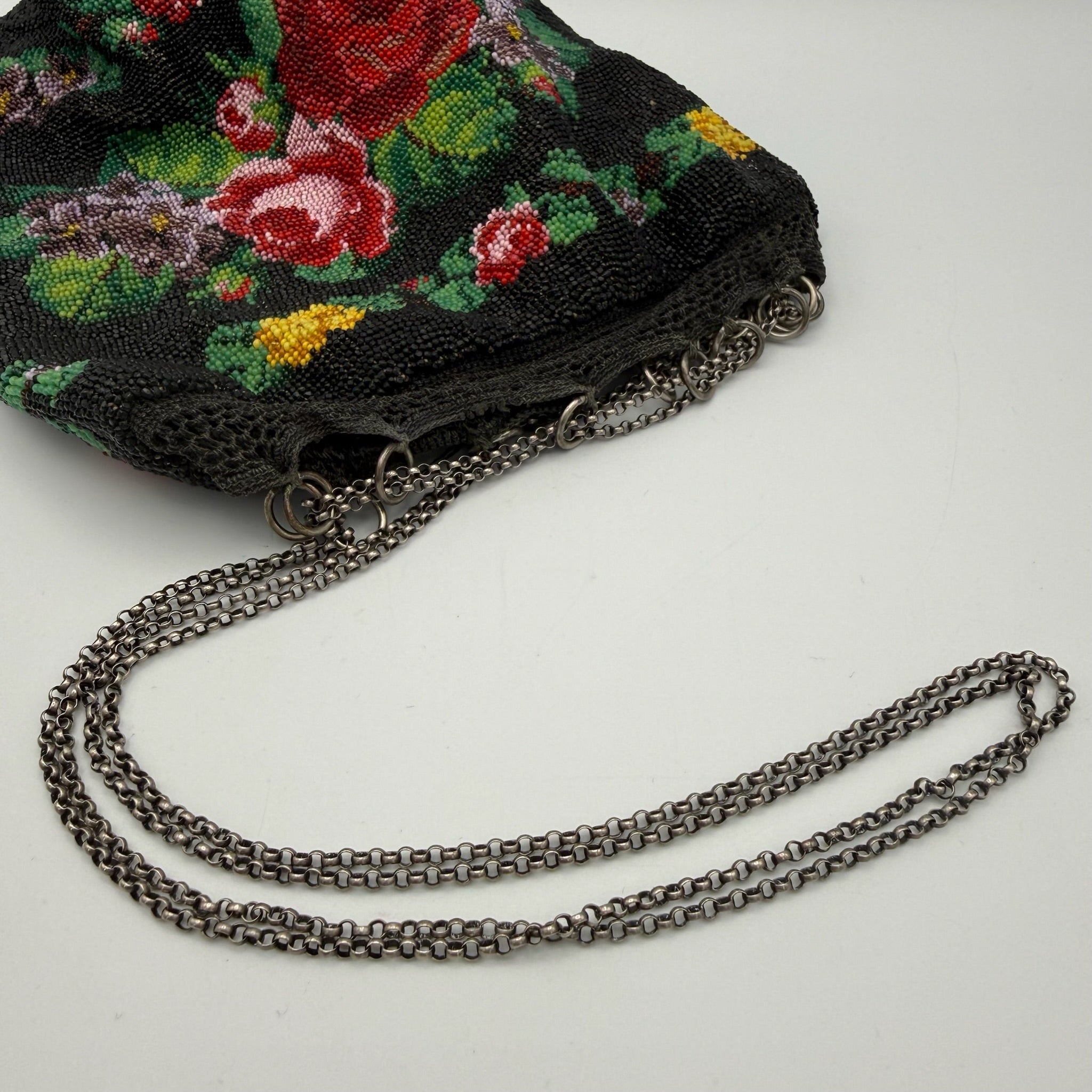Antike Perlenhandtasche Biedermeier / Jugendstil I Handgestrickt Sandperlen Rosendekor I Lederfutter & Kette um 1900 Showroom Ansbach