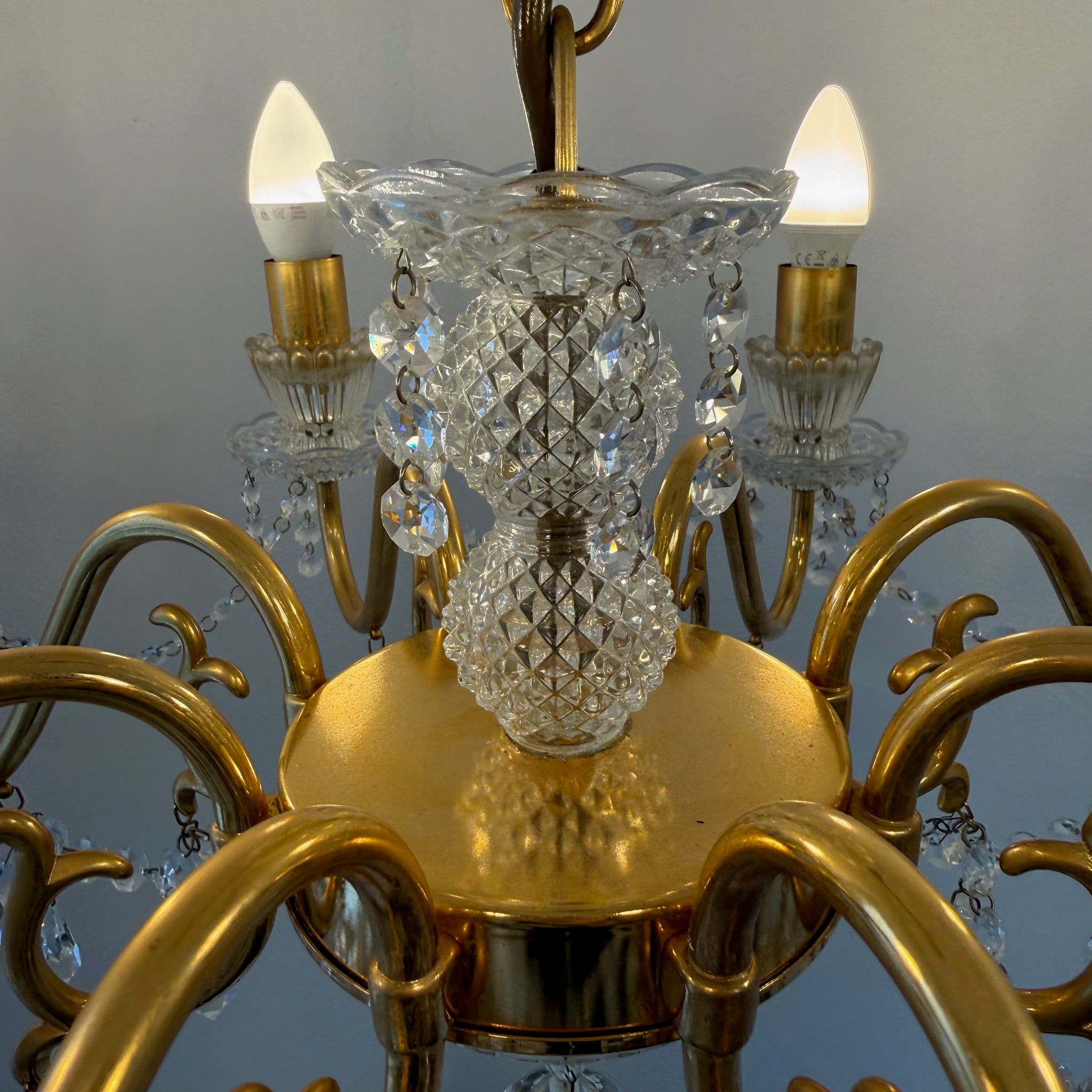 Prachtvoller 8-flammiger Kristall-Kronleuchter um 1960 I 14 Karat Echtgold-Vergoldung I Schweres Bleikristall Prunk-Chandelier 74 cm Showroom Ansbach