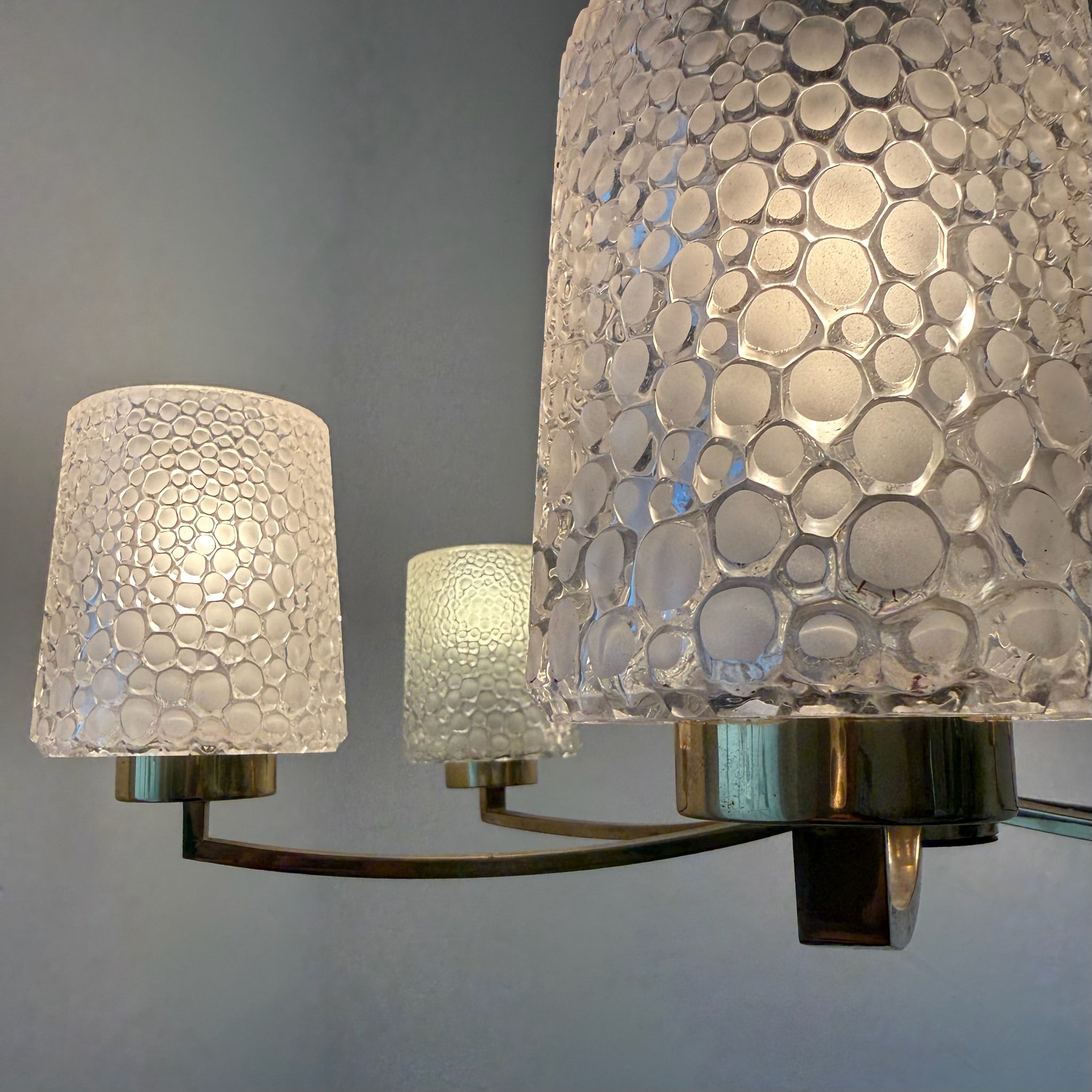 6-flammiger Mid-Century Messing Kronleuchter 1960er I Ikonische Bubble Glas Schirme I Satiniertes Noppenglas Deckenlampe 68 cm Showroom Ansbach