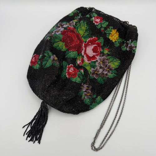 Antike Perlenhandtasche Biedermeier / Jugendstil I Handgestrickt Sandperlen Rosendekor I Lederfutter & Kette um 1900 Showroom Ansbach