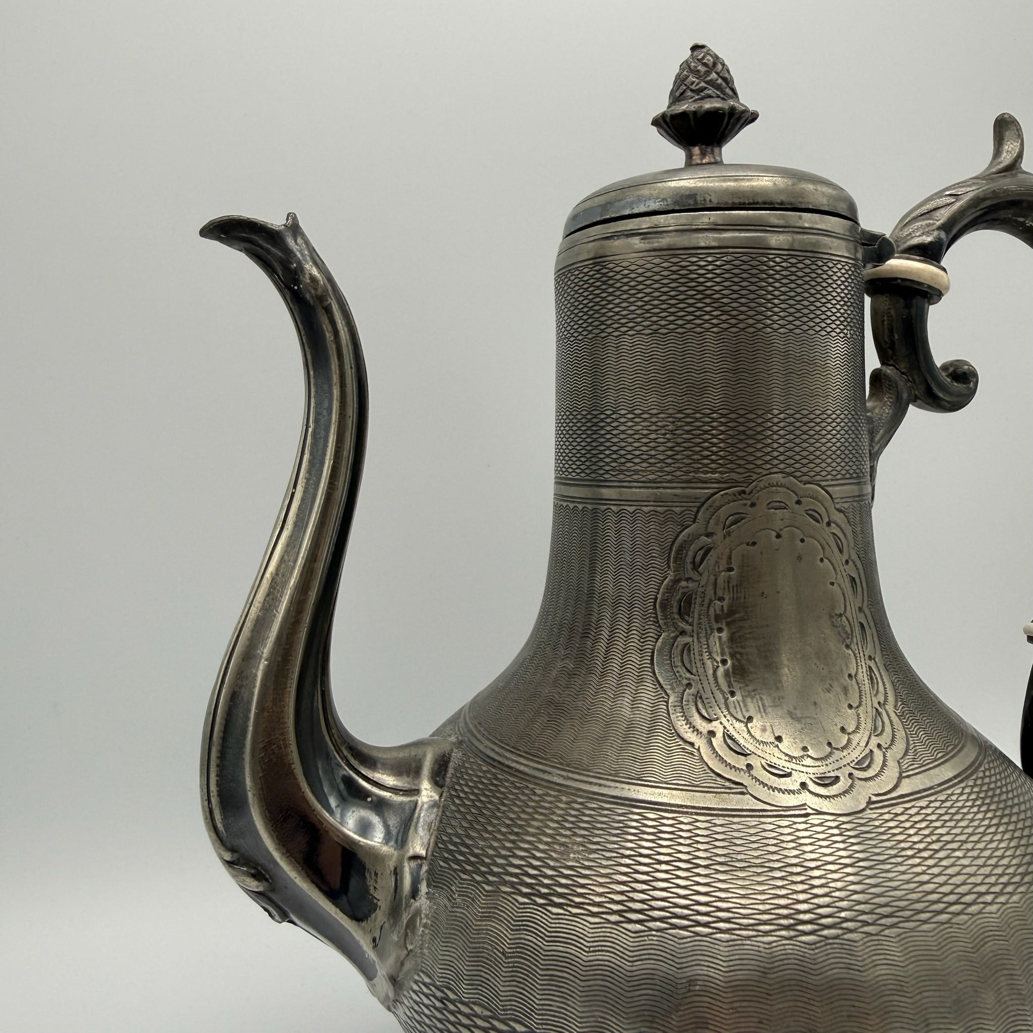 Antikes Prunk Set Teekanne & Zuckerdose I Grands Magasins du Louvre Paris I Versilbert um 1900 I Französischer Historismus Grands Magasins du Louvre, Rue de Marengo, Paris