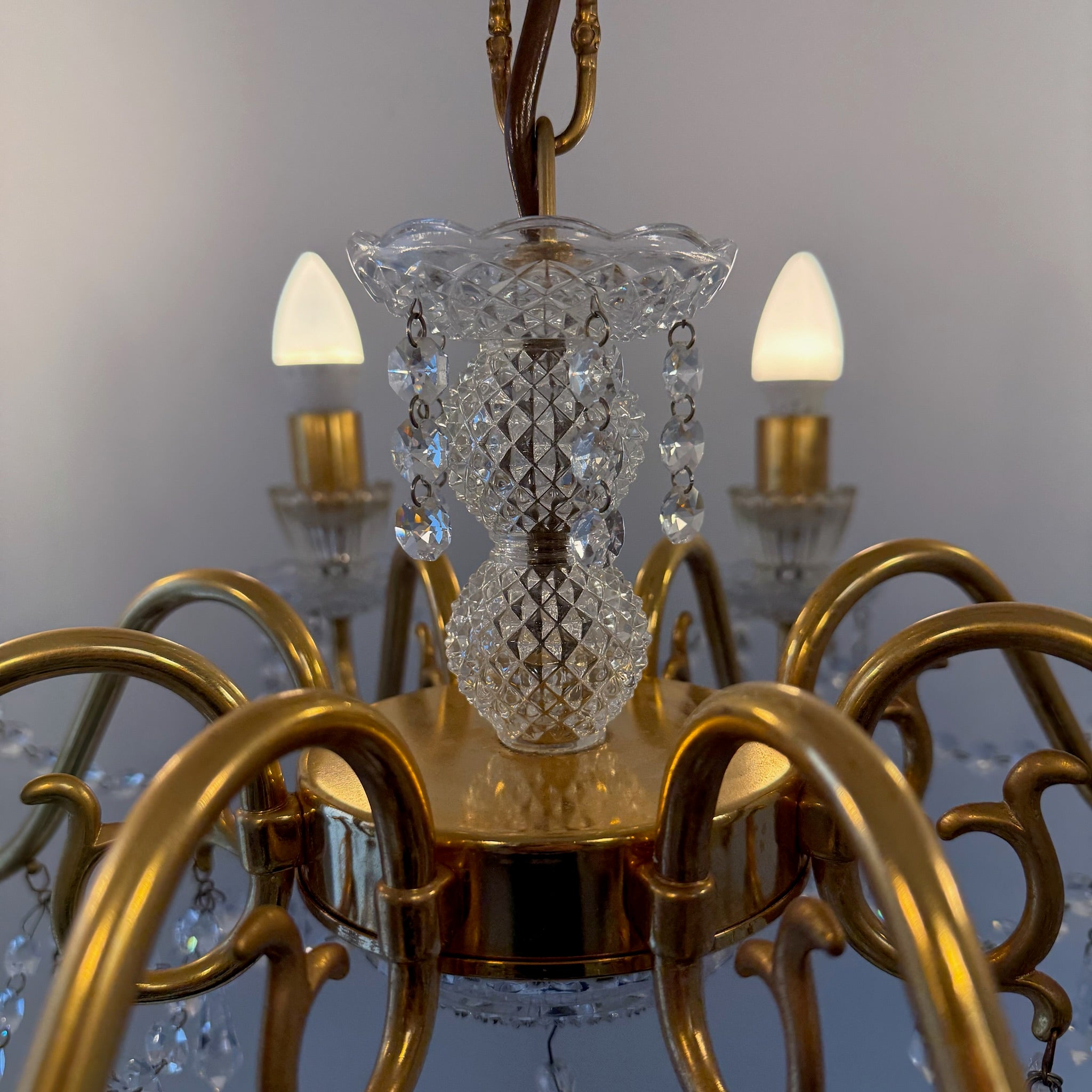 Prachtvoller 8-flammiger Kristall-Kronleuchter um 1960 I 14 Karat Echtgold-Vergoldung I Schweres Bleikristall Prunk-Chandelier 74 cm Showroom Ansbach