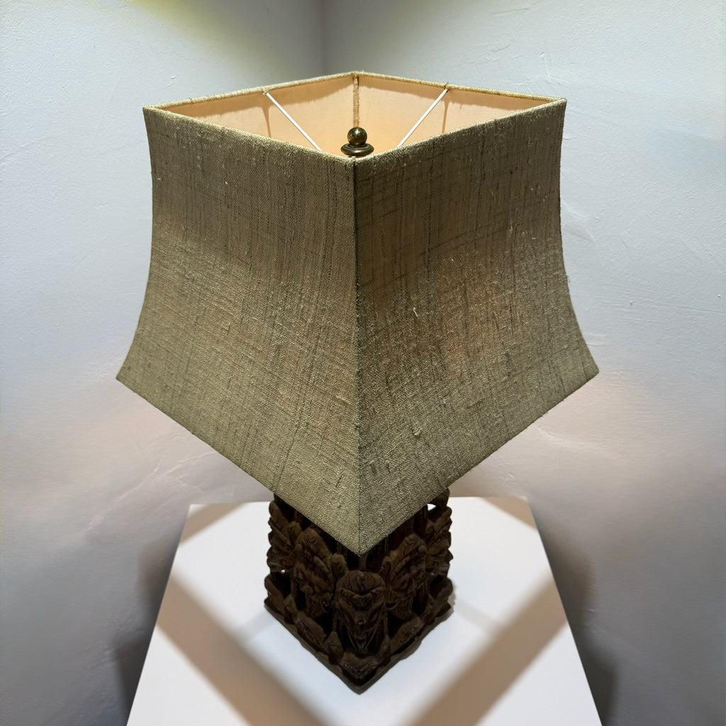 Große balinesische Tempellampe aus handgeschnitztem Hartholz – wahrscheinlich 19. Jahrhundert – monumentale Holzschnitzerei, 71 cm Showroom Ansbach