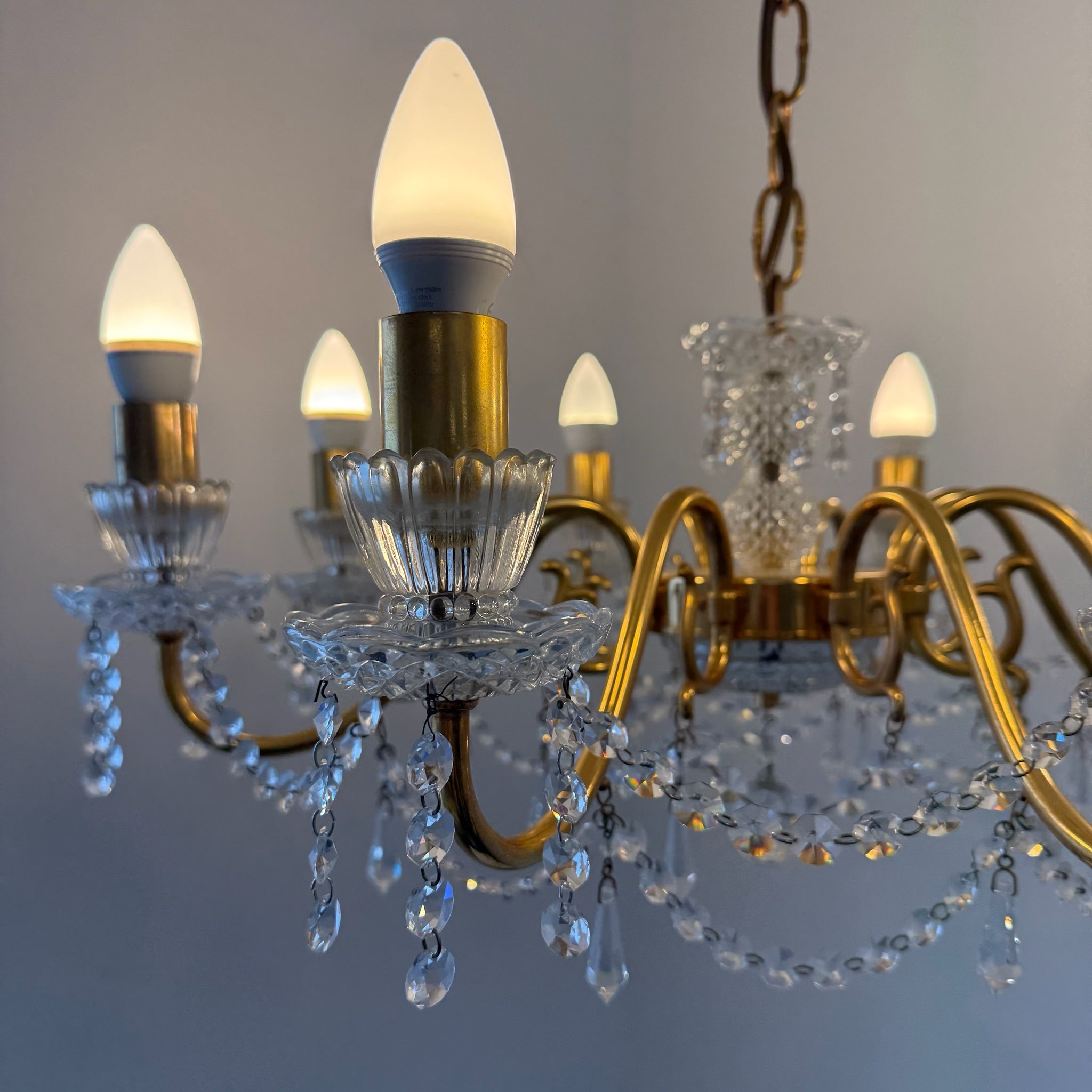 Prachtvoller 8-flammiger Kristall-Kronleuchter um 1960 I 14 Karat Echtgold-Vergoldung I Schweres Bleikristall Prunk-Chandelier 74 cm Showroom Ansbach
