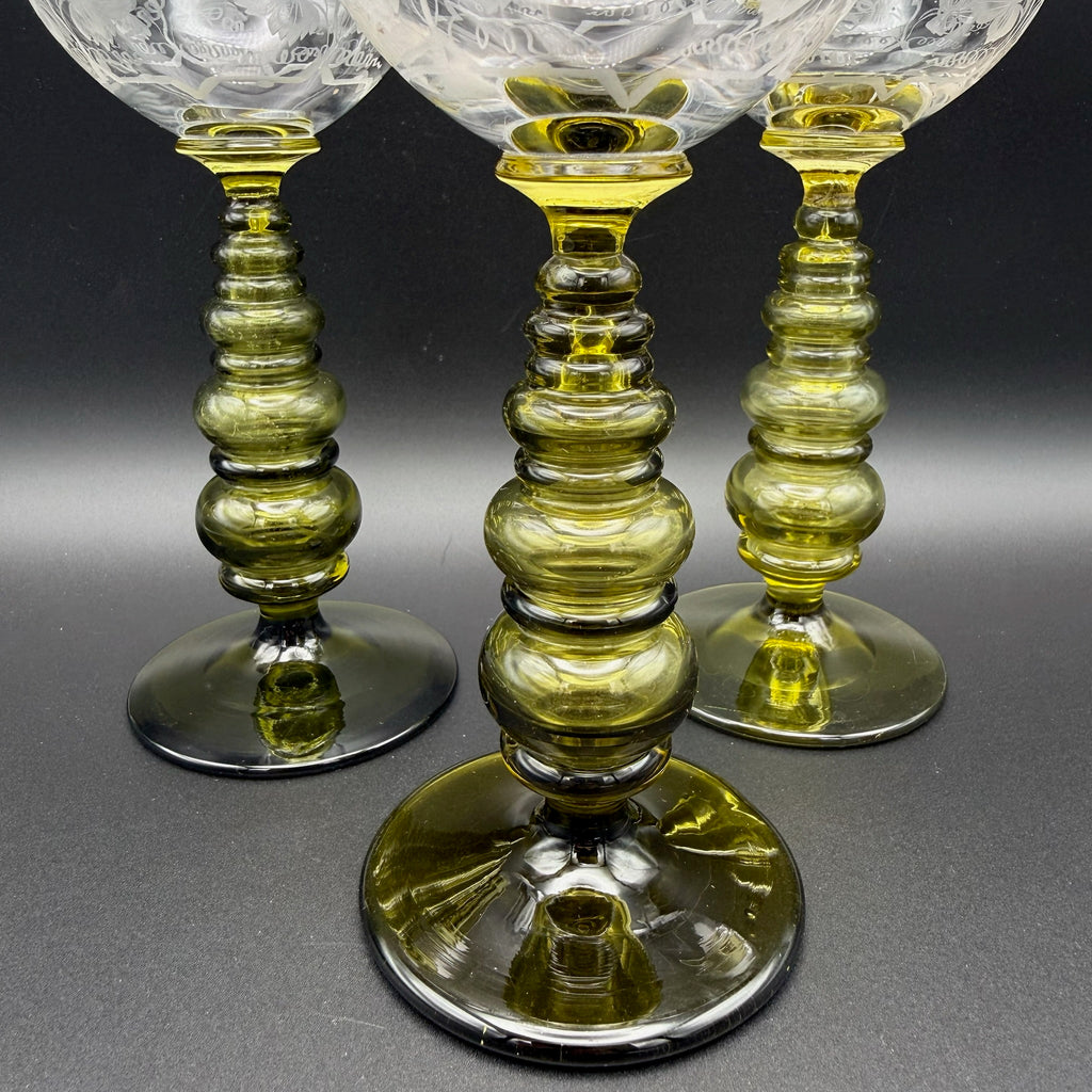 3 Uranglas Römergläser mit Weinlaub Gravur | Uranium Glass | Grüner Nodus-Schaft | Vintage Weingläser | 18 cm Showroom Ansbach