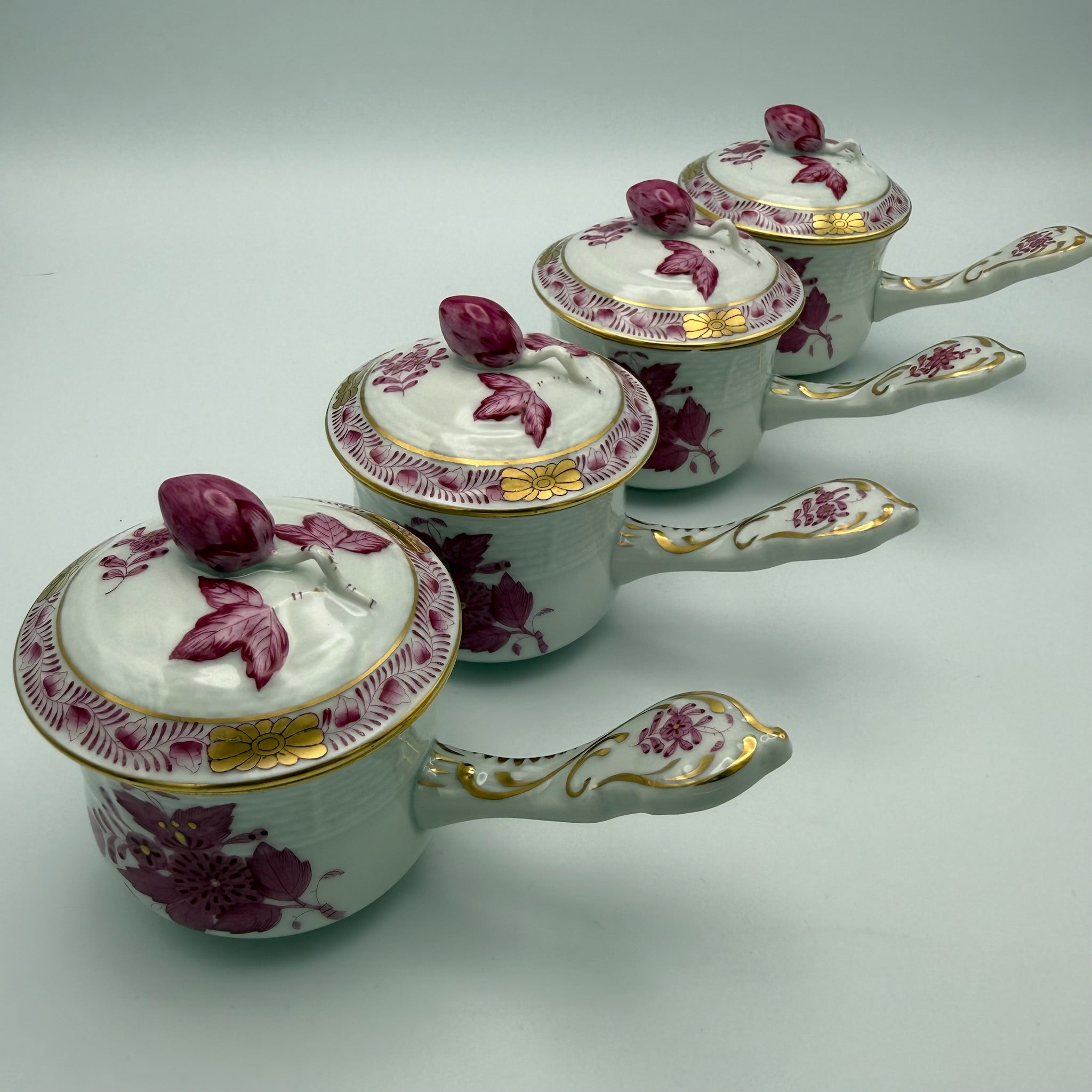 4er Set Herend Schokoladentassen mit Deckel I Apponyi Purpur I Handgemalt Rosenknauf Goldstaffage I Seltene Crème-Töpfen Herend