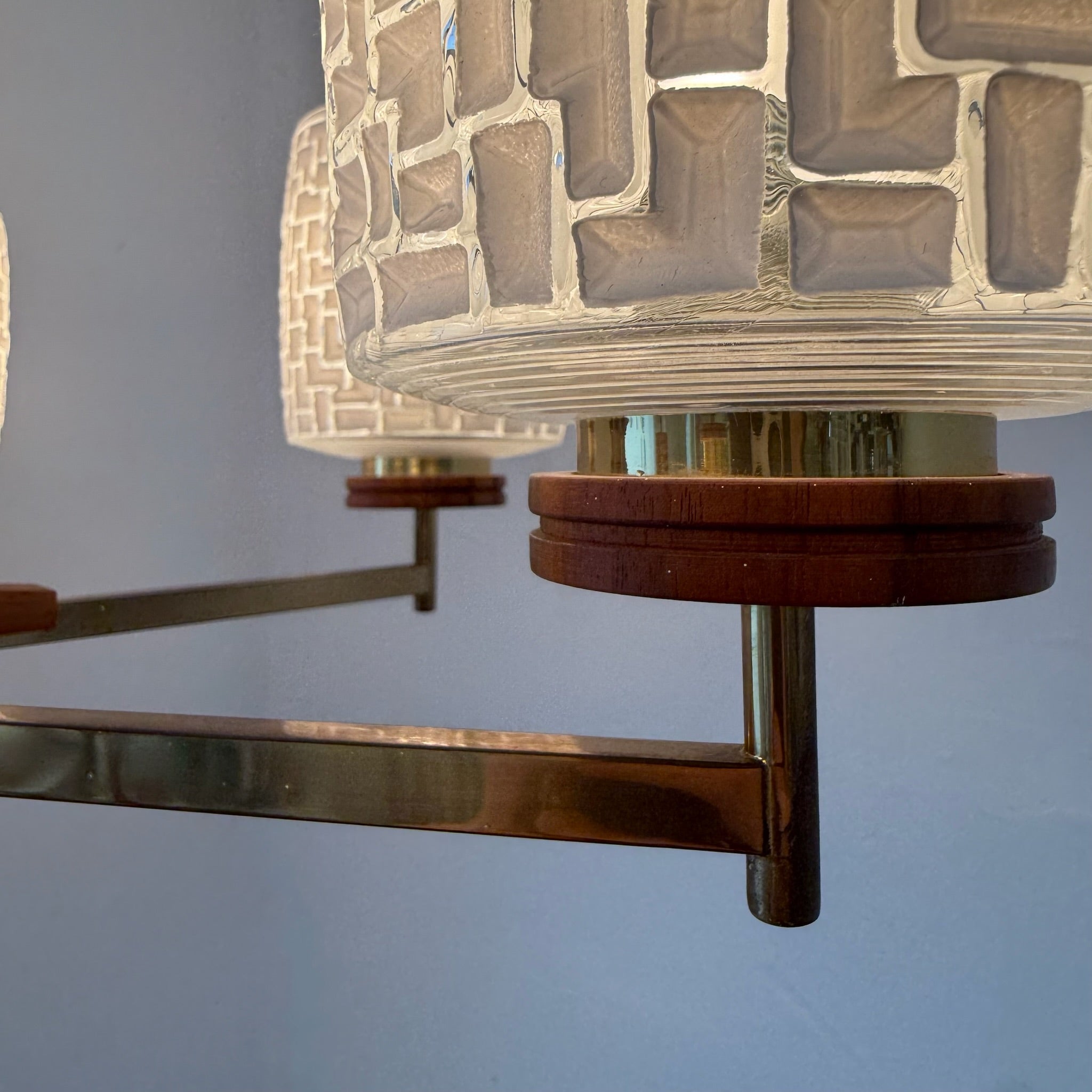 6-flammige Mid-Century Kronleuchter Teakholz & Messing I Skandinavischer Stil 1960er I Mosaik Glas-Schirme I Vintage 70 cm Showroom Ansbach