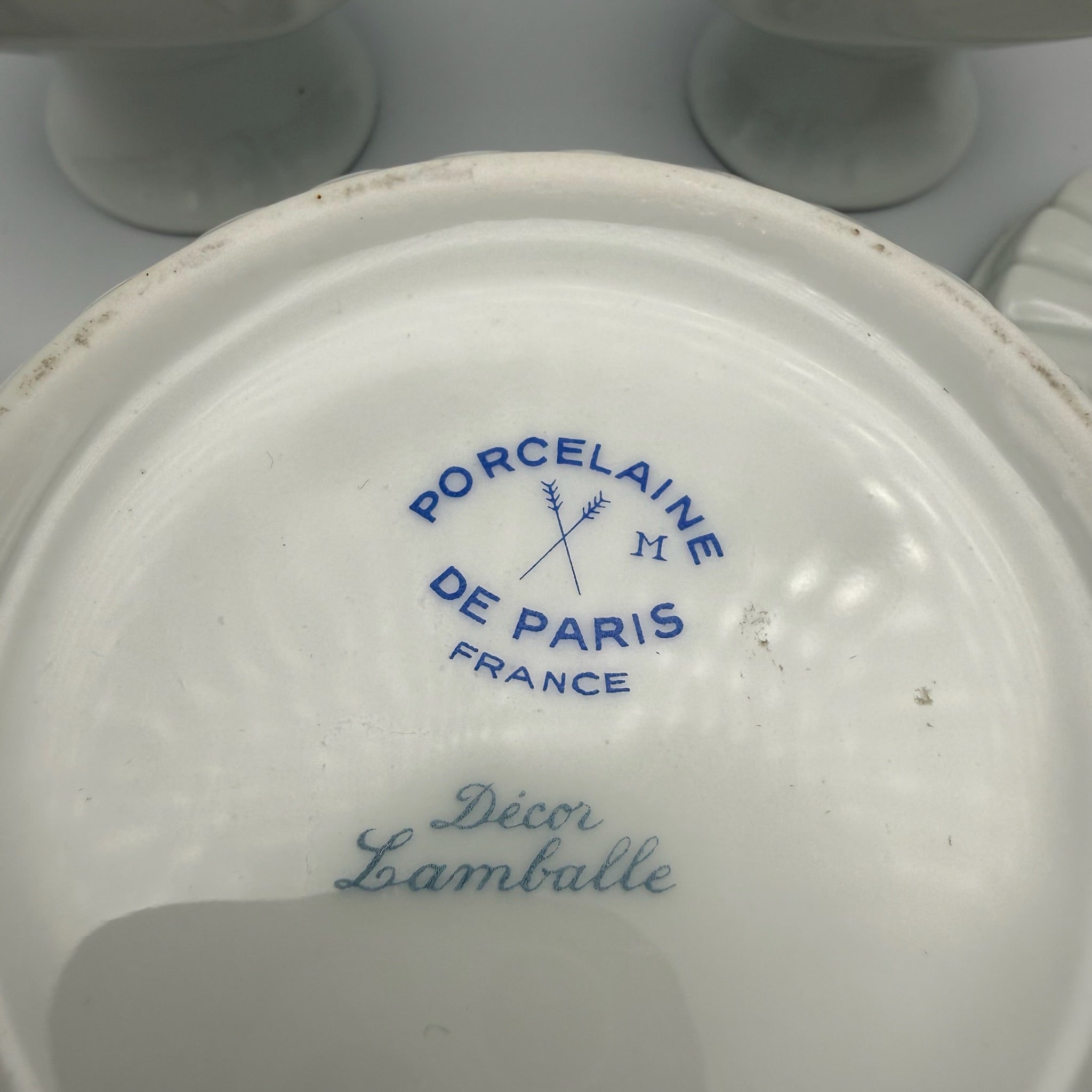 3tlg Porcelaine de Paris Badezimmer Set I Dekor Lamballe Schwanen-Motiv I Flakons & Deckeldose Frankreich 1970er Porcelaine de Paris
