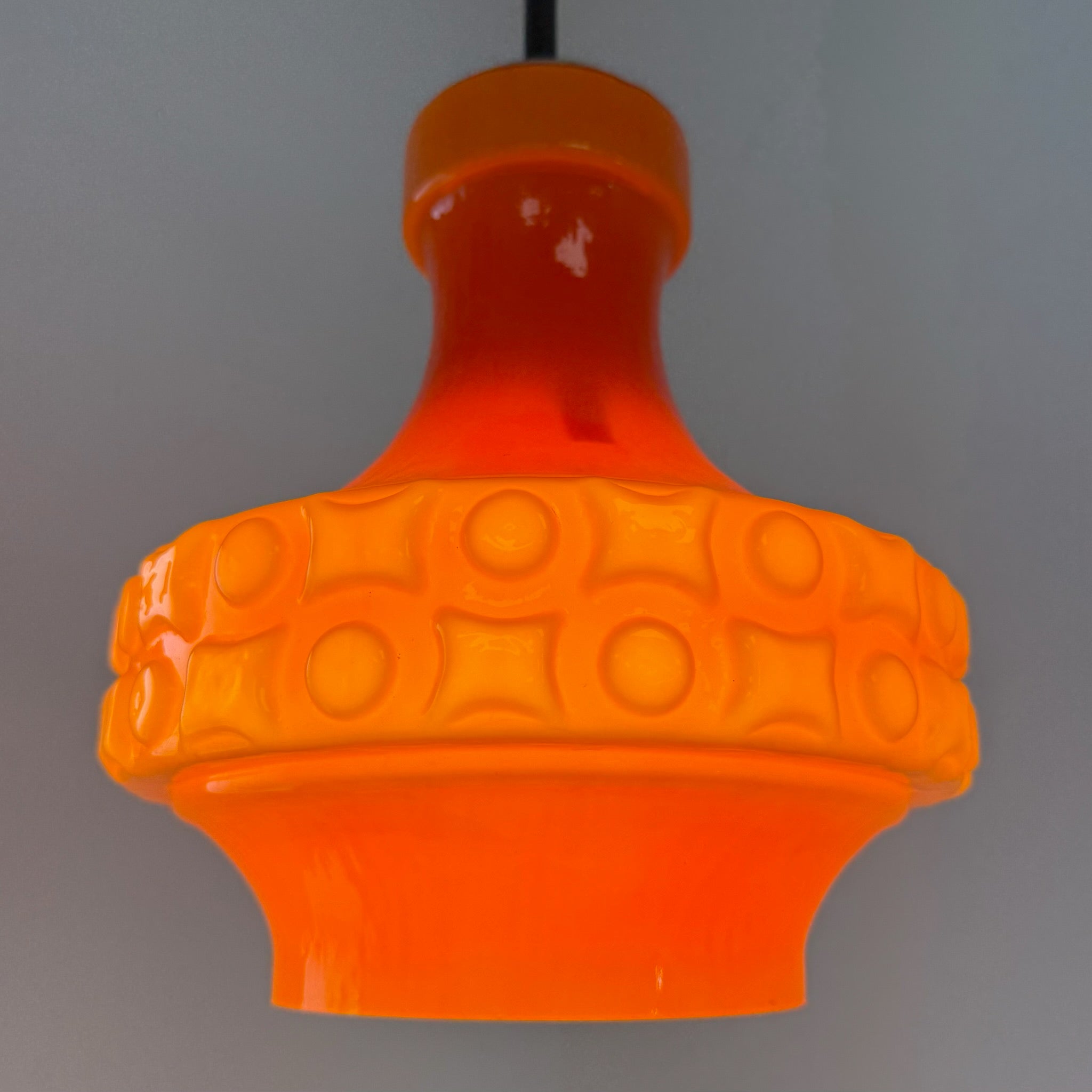 Space Age Pendelleuchte I Orange Tulpenform Überfangglas 1970er I Monumentale Hängeleuchte Pop-Art Vintage Design Showroom Ansbach