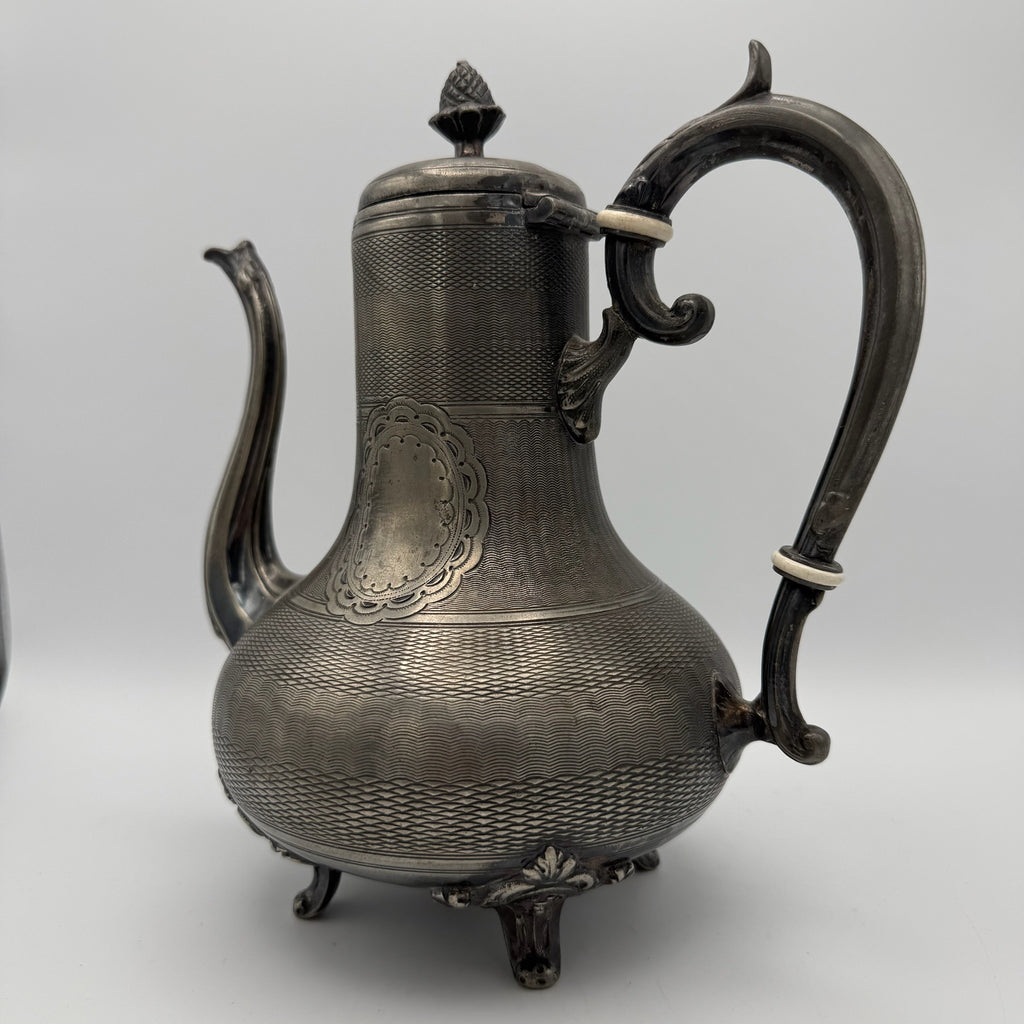 Antikes Prunk Set Teekanne & Zuckerdose I Grands Magasins du Louvre Paris I Versilbert um 1900 I Französischer Historismus Grands Magasins du Louvre, Rue de Marengo, Paris
