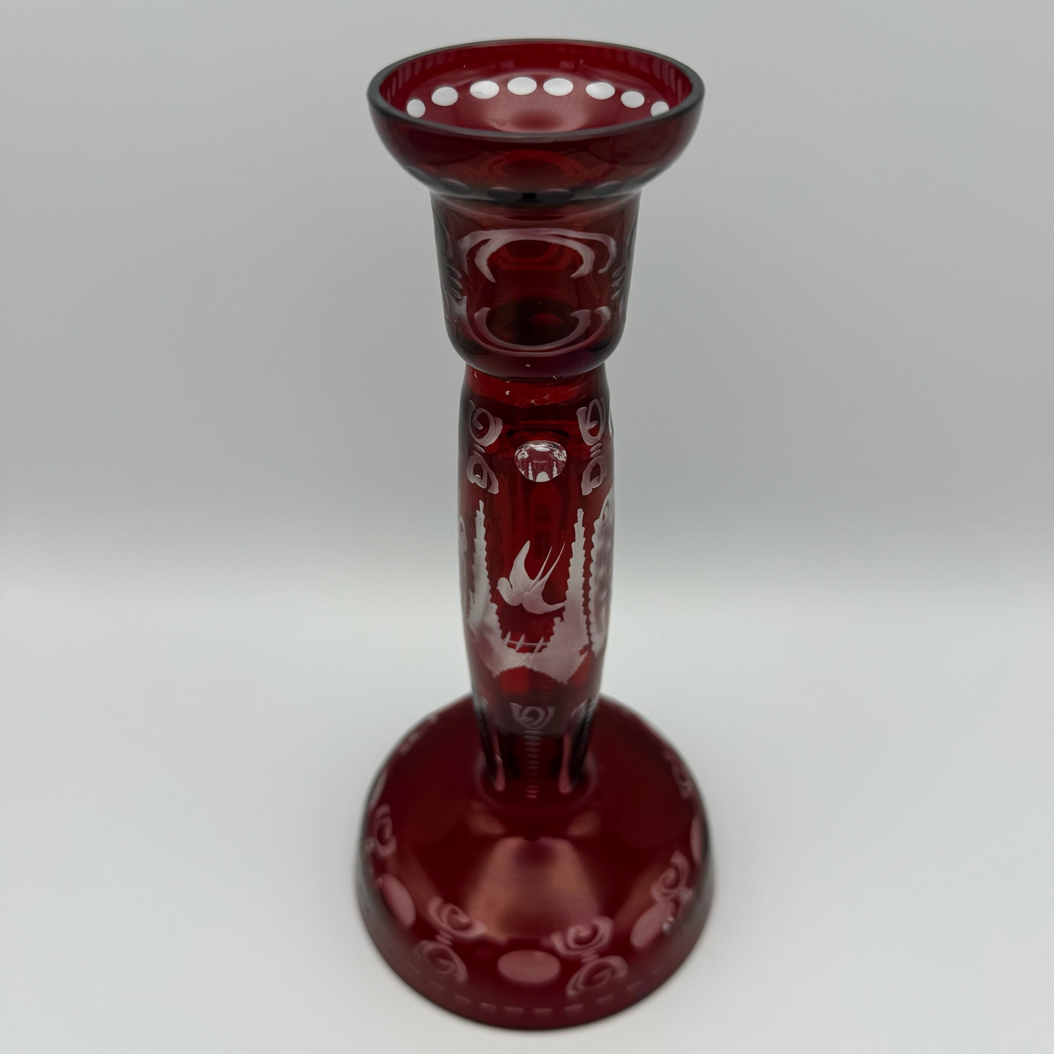 Böhmischer Kristall Kerzenleuchter I Rubinrot I Handgraviert I Schwalbe & Schloss I 22 cm Showroom Ansbach