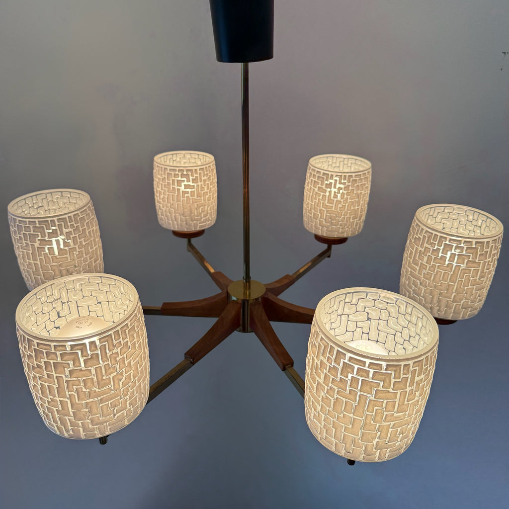 6-flammige Mid-Century Kronleuchter Teakholz & Messing I Skandinavischer Stil 1960er I Mosaik Glas-Schirme I Vintage 70 cm Showroom Ansbach