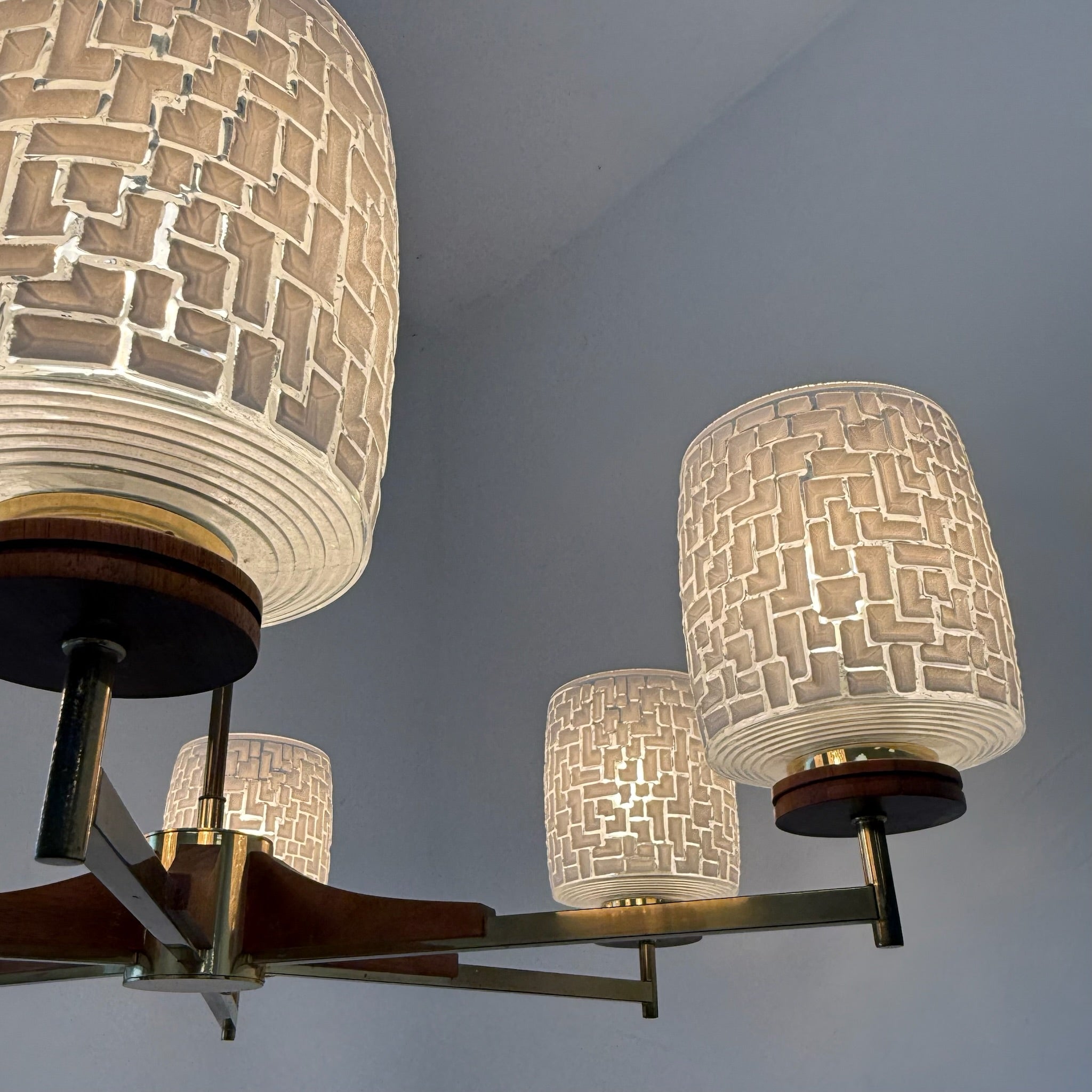 6-flammige Mid-Century Kronleuchter Teakholz & Messing I Skandinavischer Stil 1960er I Mosaik Glas-Schirme I Vintage 70 cm Showroom Ansbach