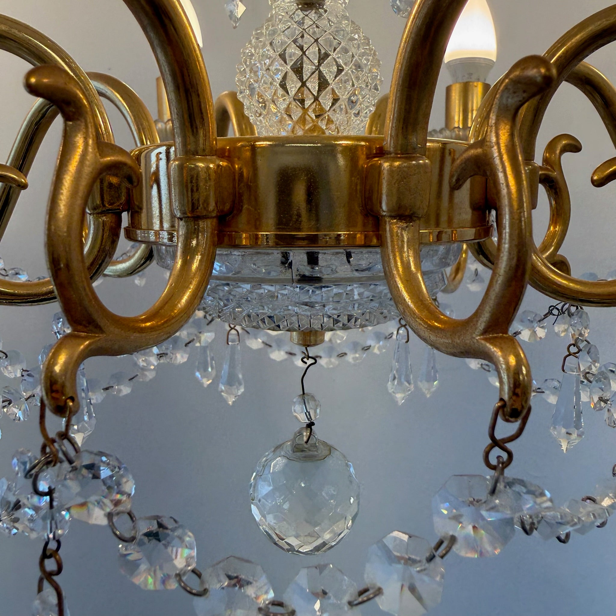 Prachtvoller 8-flammiger Kristall-Kronleuchter um 1960 I 14 Karat Echtgold-Vergoldung I Schweres Bleikristall Prunk-Chandelier 74 cm Showroom Ansbach